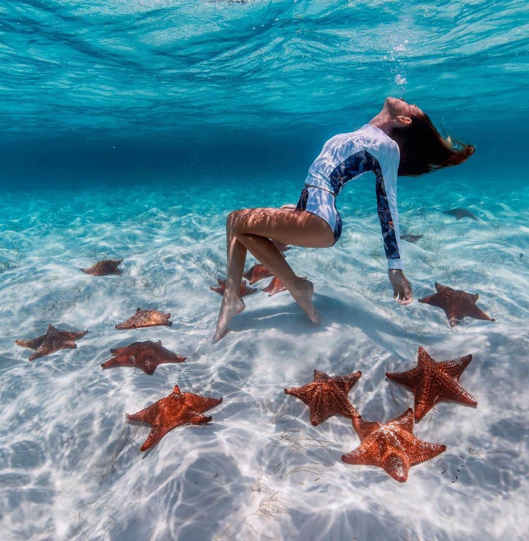 サシャ・カリスのインスタグラム：「Happy World Ocean Day! Although, we should celebrate the ocean everyday! Today I’m taking over @fsoceanclub Instagram account. Check out what I’m posting on their stories! 🌴💦 With the ocean covering the majority of the earth, it is not only home to amazing creatures, but also a life source for all of us. Providing half of the oxygen on earth, the core of many medicines, absorbing over a quarter of carbon emissions, and giving us food, minerals, and oil. The ocean unites us all, without it we would not be able to survive. 🇧🇸 We have a deep emotional attachment to the ocean, a connection that may have primeval origins as man has always been attracted to the sea. We have not looked after the ocean as kindly as we should have, and it is up to  us to create a better future for the oceans. Check out my stories to see some ways to contribute! ☀️」