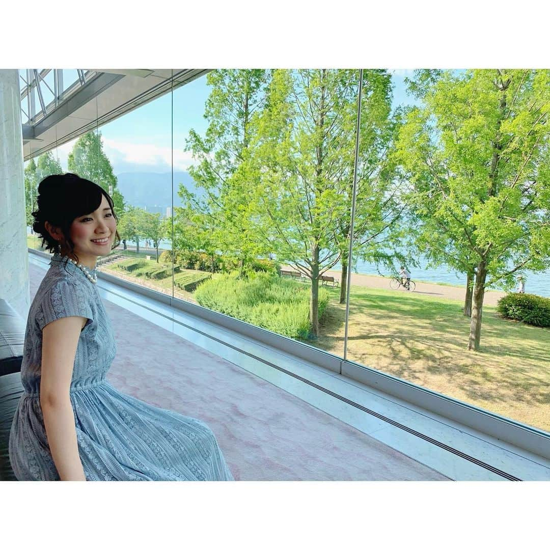 繁田美貴さんのインスタグラム写真 - (繁田美貴Instagram)「*＊ 琵琶湖を見たのは初めてでした。 子供の様な感想ですが、、大きかった〜😳 #琵琶湖 のほとりの #びわ湖ホール #とても素敵な劇場でした ✨ #エンターザミュージックスペシャルコンサート の #余韻冷めやらぬ中、 #今日は土曜日 ということで #BSテレ東 で23:30〜 #エンターザミュージック 放送あります♪ #音楽構成作家 の #新井鴎子 さんをゲストにお迎えし #ベルリオーズ 作曲 #幻想交響曲 を #自筆譜 を使って紐解きます☆ #まもなくです！ #お見逃しなく！！」6月8日 23時28分 - handa_miki