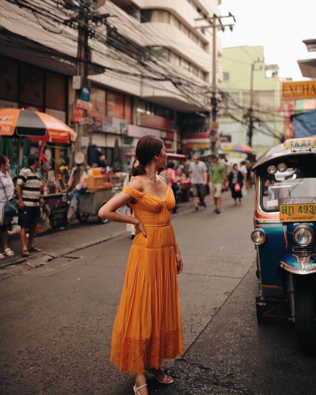 SELF PORTRAITさんのインスタグラム写真 - (SELF PORTRAITInstagram)「My friend @meowiie wore my ORANGE OFF SHOULDER PLEATED CHIFFON DRESS to my beloved Bangkok, Thailand 🍊🍊🍊 Link in story」6月8日 23時20分 - mrselfportrait