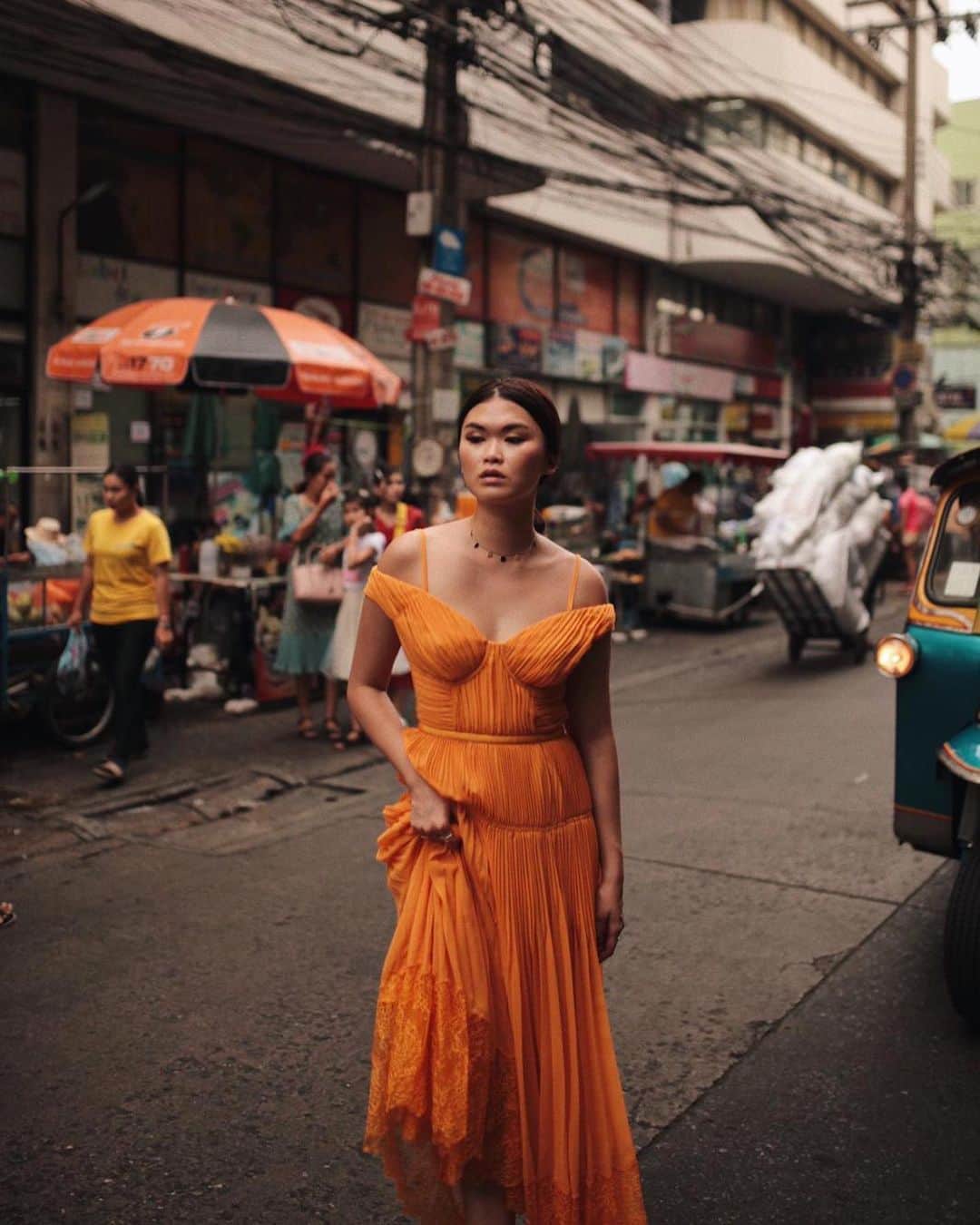 SELF PORTRAITさんのインスタグラム写真 - (SELF PORTRAITInstagram)「My friend @meowiie wore my ORANGE OFF SHOULDER PLEATED CHIFFON DRESS to my beloved Bangkok, Thailand 🍊🍊🍊 Link in story」6月8日 23時20分 - mrselfportrait