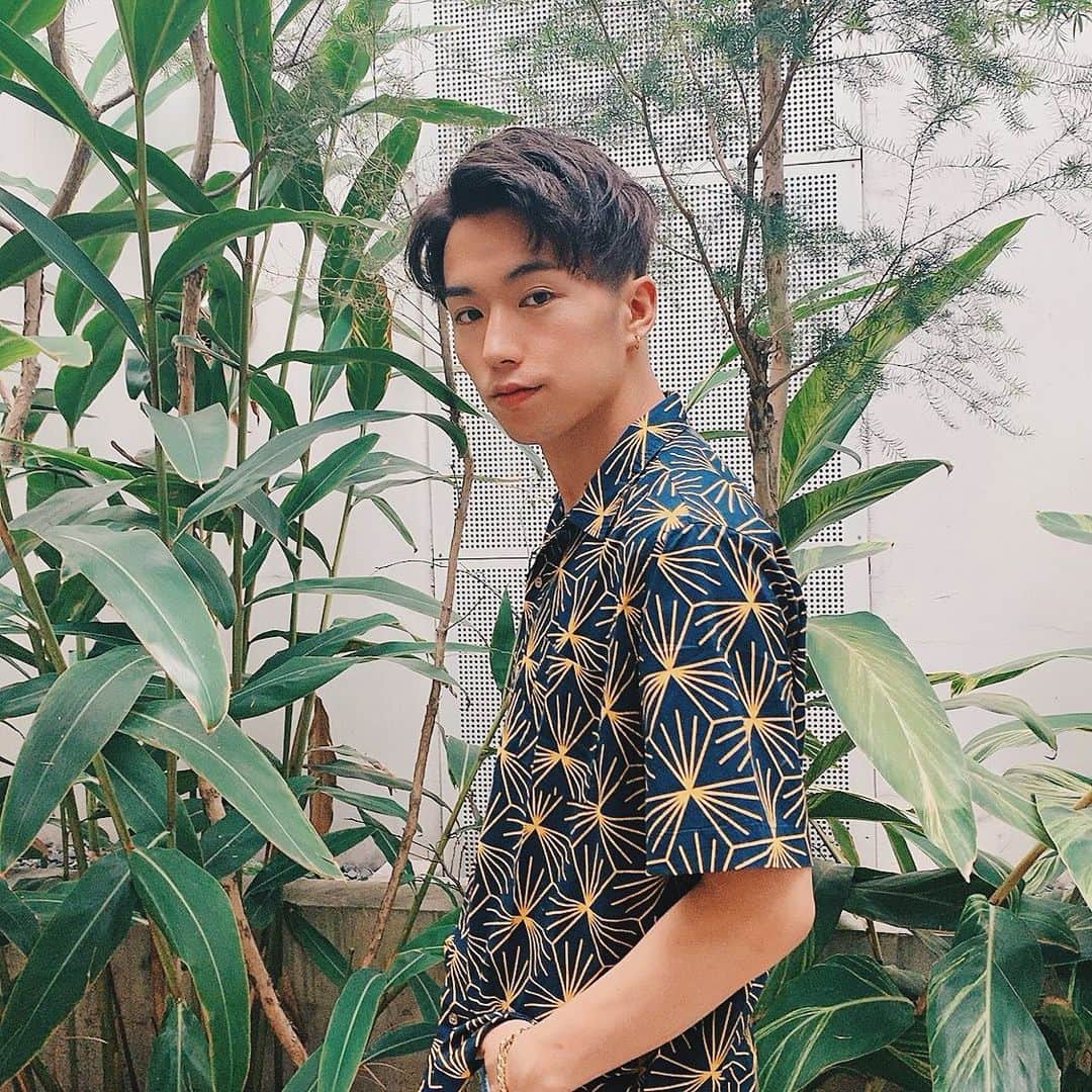 のインスタグラム：「いつもヘアメイクでお世話になってる、岩井さんにカットカラーしてもらったよ😝✌🏽 俺のインスタをcheckしたって言ってもらえれば20%offしてもらえるよ‼️ お洒落なサロンで居心地も最高だし、岩井さんにヘアチェンジしてもらっちゃって✌🏽🌴 #fons」