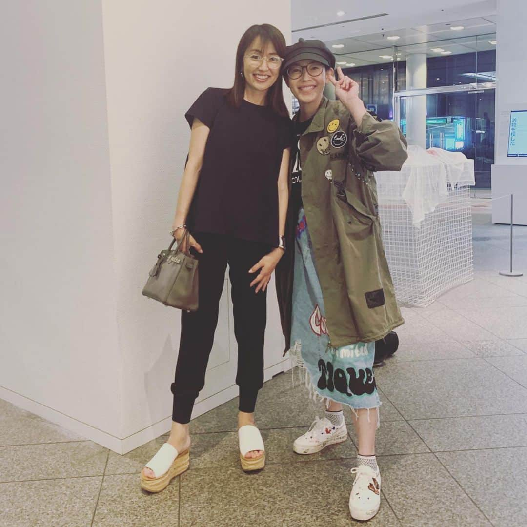 須藤理彩さんのインスタグラム写真 - (須藤理彩Instagram)「‪#シットキングス ‬ ‪#シッキン ‬ ‪#マイフレンドジキル‬ ‪観劇しました。圧巻‼️朗読も、序章からの中盤、クライマックスのソレ‼️圧巻‼️表現力の豊かさに、脱帽です。生演奏も更なる緊張感を与えてくれて、心地よかったー‼️‬ ‪そして、、、‬ ‪同じく舞台観に来てた、矢田亜希子ちゃんと十数年ぶりバッタリ会いましたぁー😍相変わらずキュートで『変わらないねぇ〜』なんて、お互い励ましつつ❓💦初めて出会った20代のテンションに戻るのね〜🤣束の間、止まらぬ話で、又の再会を約束‼️‬」6月8日 23時21分 - ichico_smile