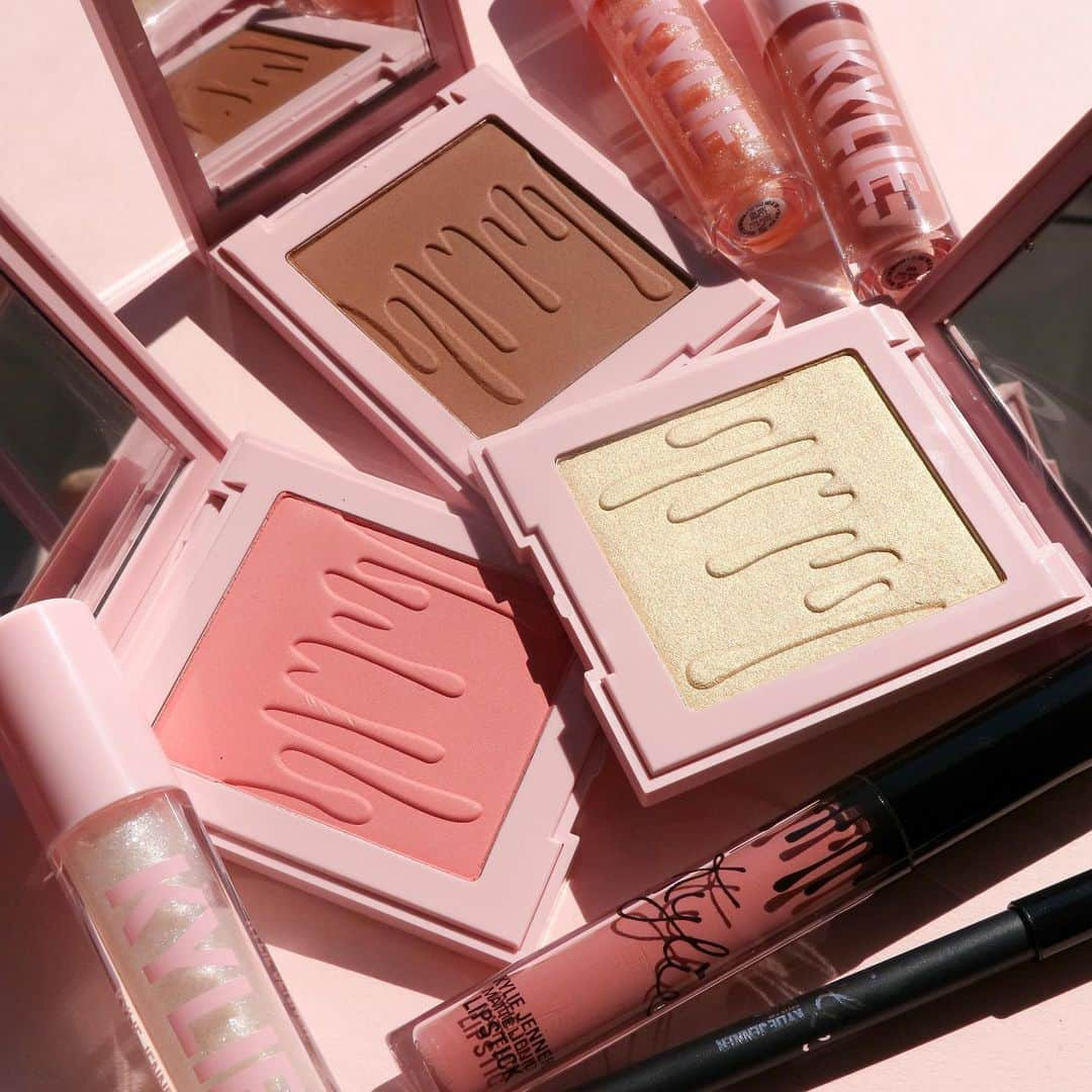 クリス・ジェンナーさんのインスタグラム写真 - (クリス・ジェンナーInstagram)「Coming to @ultabeauty tomorrow!! Kylie’s blushes, bronzers and highlighters, KYLIE Lip Kit, and high glosses! @kyliecosmetics #UltaBeauty 💗 #proudmama」6月8日 23時25分 - krisjenner