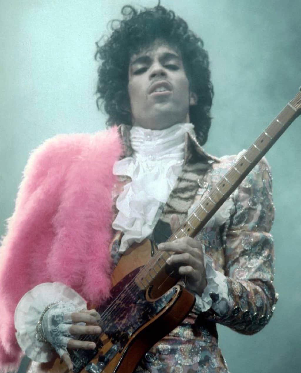 レオナ・ルイスのインスタグラム：「Happy birthday Prince 💜 One of my most treasured memories is jamming out with you ✨ It felt like a dream. You transcend space & time. You live forever through your music 🎶」