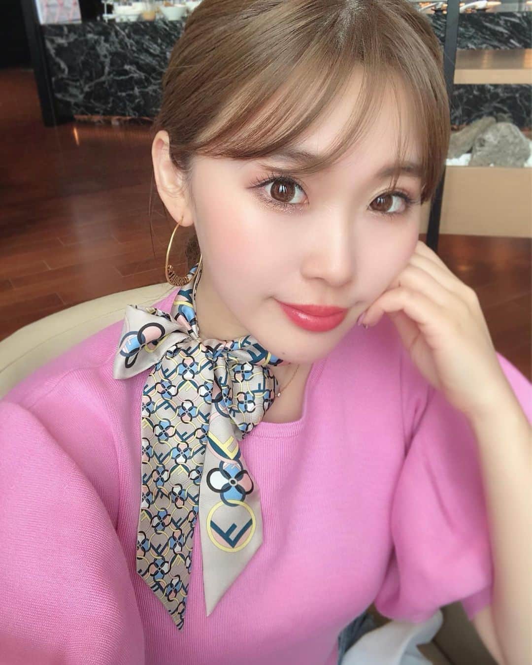 藤川沙弥のインスタグラム：「友達におすすめされた﻿ マッサージピールしてきた✨﻿ ﻿ 終わった直後から﻿ スキンケアしてない状態でもツルツルに🥚👶🏻﻿ ﻿ しばらくは乾燥しちゃうけど﻿ 保湿をしっかりして﻿ 1週間後には更に艶がでるみたいなので﻿ 楽しみです😚❣️﻿ ﻿ ﻿ ﻿マツエクのお直しも♥︎ これ睫毛何も塗ってない状態です＾＾ ﻿シングルで付け放題にしてるよ😘 ﻿ カラコンはいつもオンラインコンタクトで♥︎ エバーカラーのシェリーファッジです❣️ ﻿ #美容 #ツヤ肌 #셀카#셀피#셀스타그램﻿ #恵聖会クリニック #マッサージピール #ツヤ肌」
