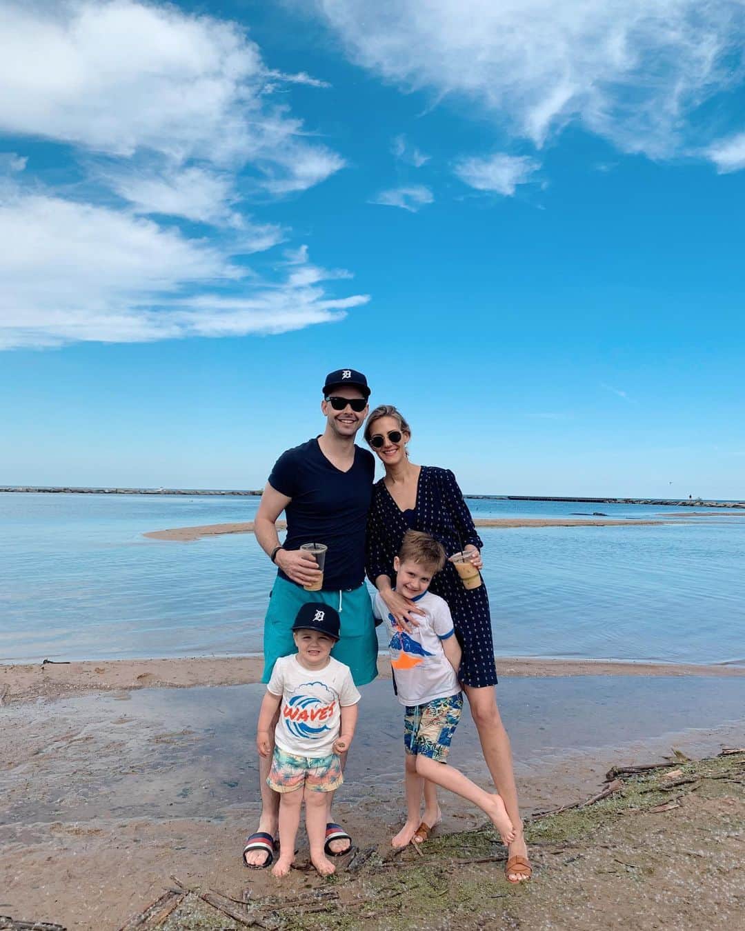 Anna Jane Wisniewskiのインスタグラム：「Pure Michigan for the weekend with great friends. 🌊 Also, for every good family photo, there’s about 90 funny outtakes (Swipe right). #lakemichigan」