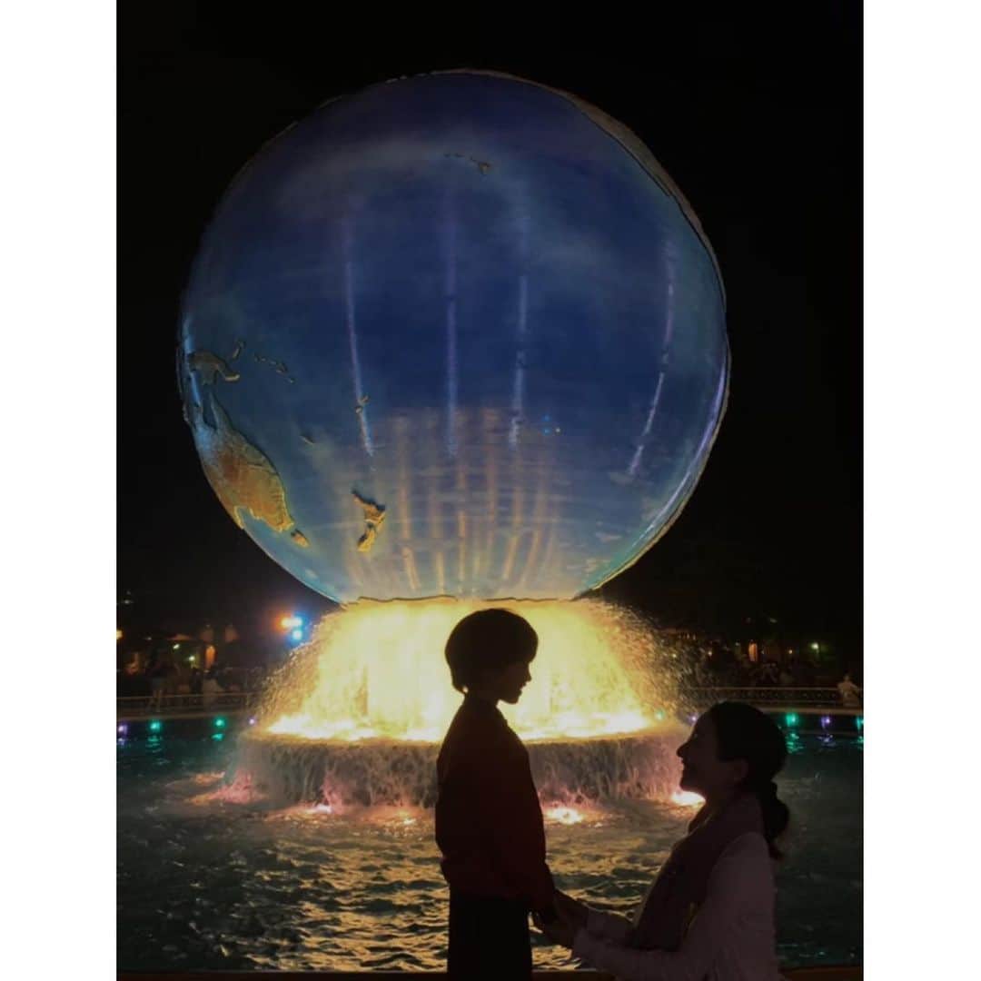 リナのインスタグラム：「ちょっぴり早い夏休み第1弾は、 夢の国Disney resort へ🏰 . いくつになってもママを大好きでいてくれる息子くん😍 . 手を繋いでくれたり… 膝の上に座ってくれたり… 恥ずかしがらずに『ママと結婚するっ！』っと言ってくれるのはいつまでなんだろ😢 . 少しずつ大人になっているけれど、 まだまだママの小さな恋人でいてほしいなぁ〜❤️ . 愛おしい存在です👦 ............................................................ #3児ママ #disneysea #disneyland #愛息子#まなむすこ #おやばか部 #息子とデート #ディズニーシー #影 #パパカメラ #もちろんパパも大好き #ディズニー #家族旅行 #濃密時間 #朝美人アンバサダー #familyday #フォト」