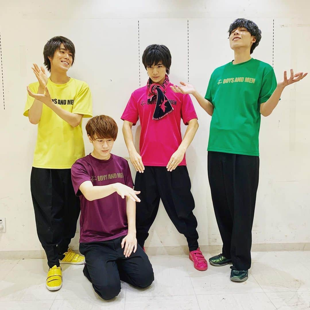 BOYS AND MENさんのインスタグラム写真 - (BOYS AND MENInstagram)「それぞれの場所で 本日のオフショット☺️✨ #ボイメン  #誠  #自分の好きなものを表現しています  #なにか分かるかな #勇翔は長野で生放送に出演しました #ゆーたむ  #パジャマライブ #本番前待機中の後姿」6月8日 23時45分 - boysandmen_official