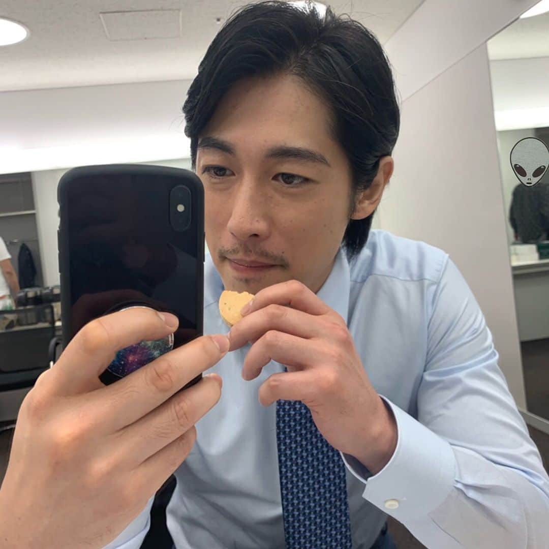 のインスタグラム：「働かれてた方も、休日を過ごされてた方も、皆さん、今日も一日お疲れ様でした🙏 仕事終わりの #お疲れグルフリクッキー 😂 #サタデーステーション #selfie」