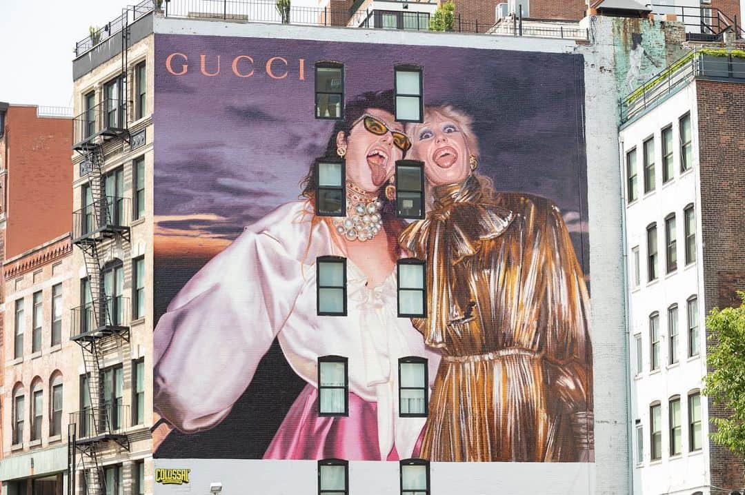 のインスタグラム：「Unveiling the #GucciArtWall in New York and the one in London now featuring the #GucciPreFall19 campaign with Dani Miller @alienzarereal from @therealsurfbort, Amy Taylor @caltexcowgirll and @illegiblebachelor from @amylandthesniffers. Discover the new collection by @alessandro_michele through link in bio. #AlessandroMichele」