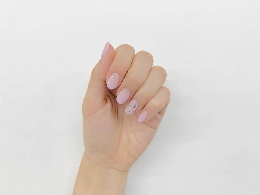 八木沙季のインスタグラム：「💅💅 . 新しいネイル！ わかりにくいけど、パープルのグラデーションです💜 梅雨っぽく紫陽花カラーにしてもらいました✨ 薬指のキラキラお気に入り〜🥳 . #newネイル  #グラデーションネイル  #パープルネイル  #梅雨ネイル」