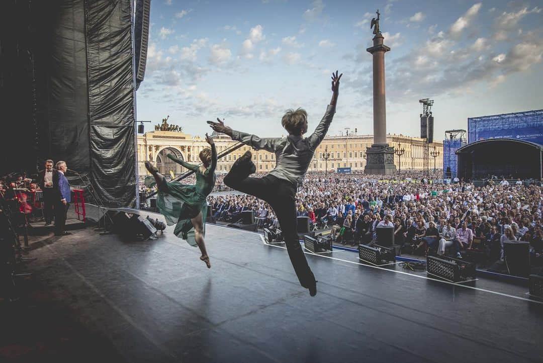 アンドレア・ボチェッリさんのインスタグラム写真 - (アンドレア・ボチェッリInstagram)「. Yesterday amazing free performance in #SaintPetersburg, Palace Square . #Russia 🇷🇺 . ph: @lucarossettiph」6月8日 23時43分 - andreabocelliofficial