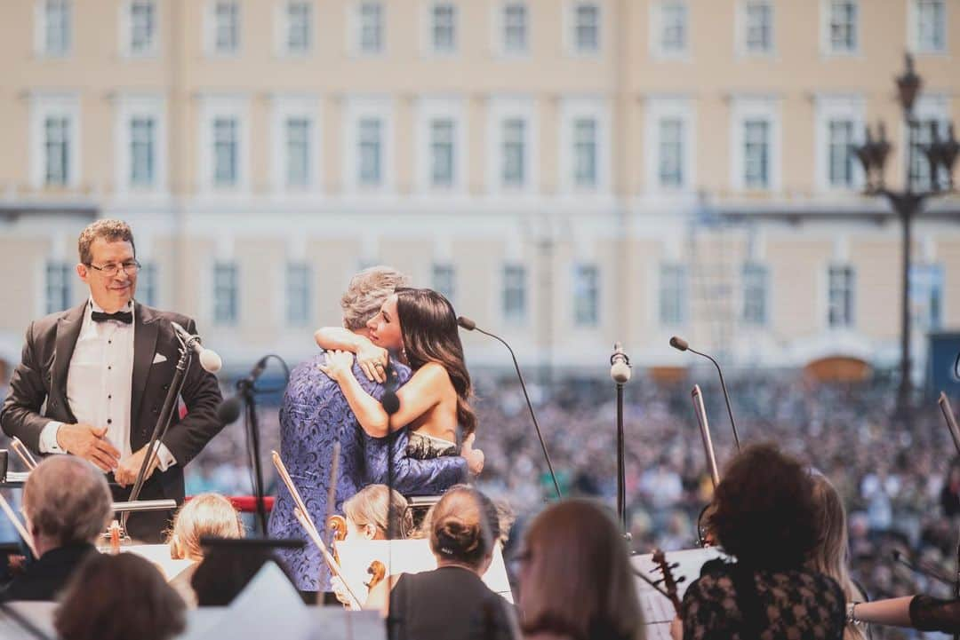 アンドレア・ボチェッリさんのインスタグラム写真 - (アンドレア・ボチェッリInstagram)「. Yesterday amazing free performance in #SaintPetersburg, Palace Square . #Russia 🇷🇺 . ph: @lucarossettiph」6月8日 23時43分 - andreabocelliofficial