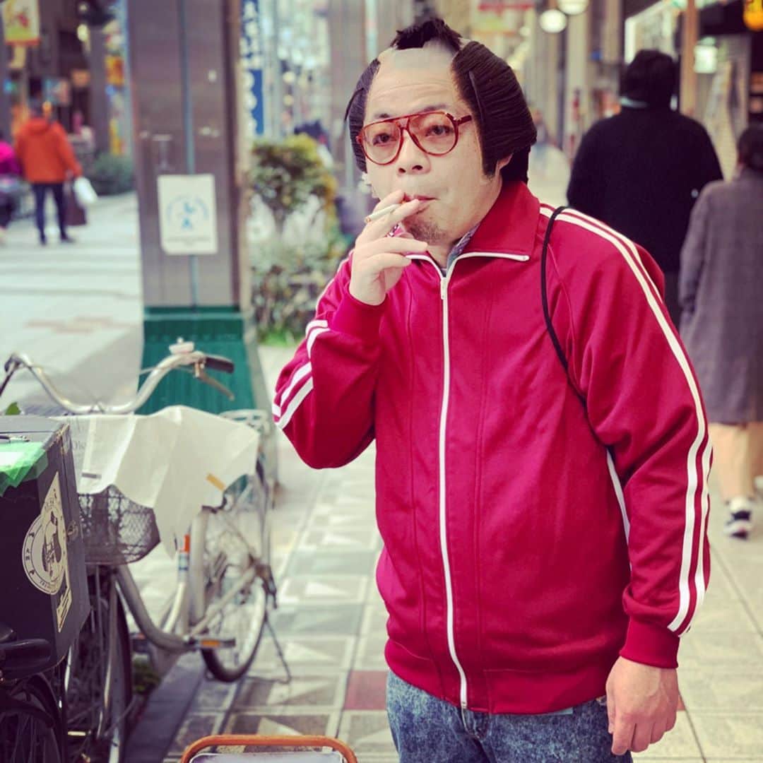 西澤裕介さんのインスタグラム写真 - (西澤裕介Instagram)「岸です。空いてます。いっぷくさしてもろてます。煙草は半年前ぐらいから吸い出してだいたい週に1本ペースで吸うてますねん。煙草はやめられませんな。禁煙外来行こか迷てますねん。 #岸大介のビーチボーイズ #太秦の夏はこれで決まり #岸大介 #太秦の空き時間 #何してますのん」6月8日 14時48分 - uzumasano.akijikan