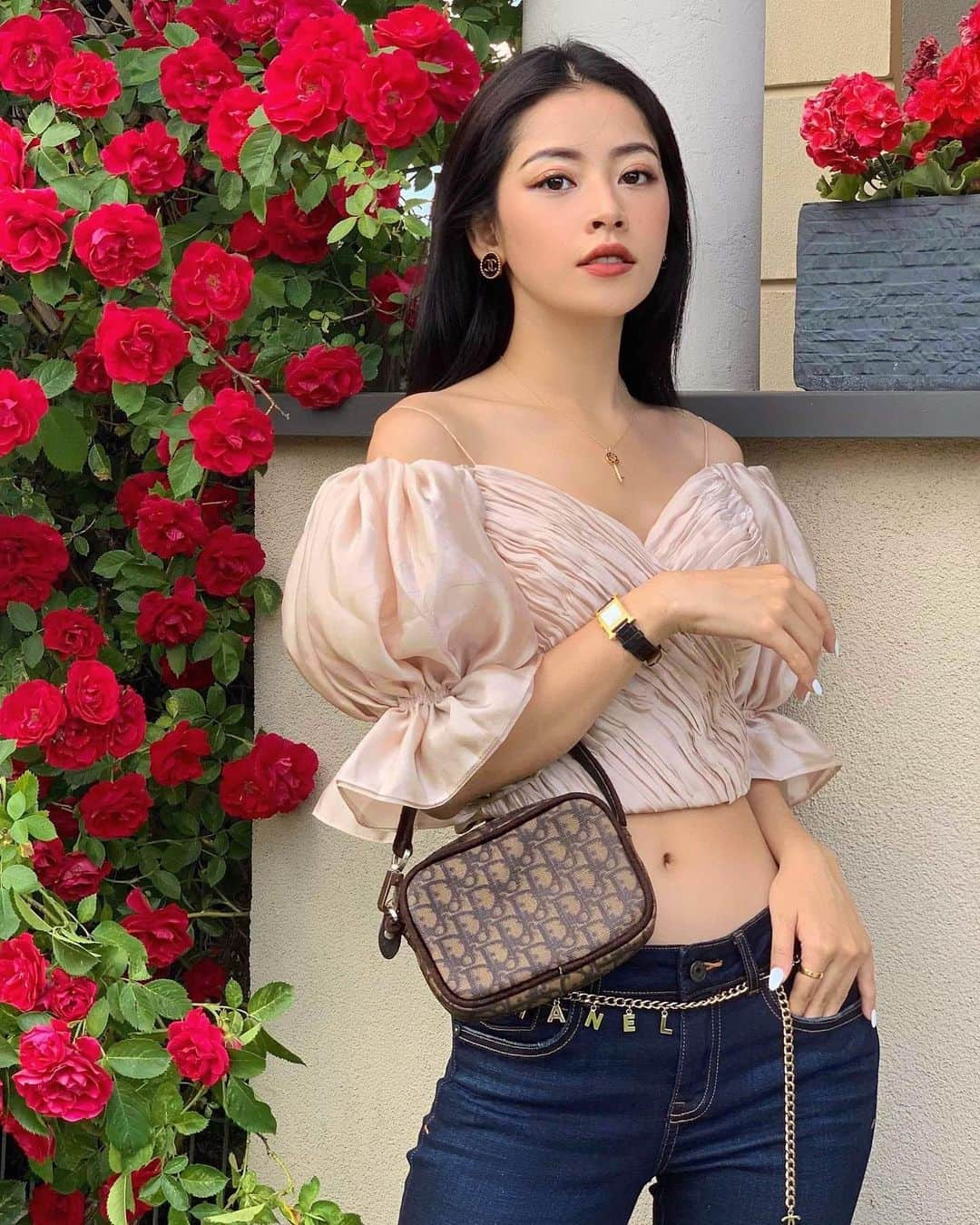 Chi Puさんのインスタグラム写真 - (Chi PuInstagram)「Pông hoa xinh ngoài vườn nhà giờ vẫn còn tươi nha nha nhaaaa 🌹 #chipuwears #dior #chanel #tiffanyandco #hermeswatch」6月8日 14時53分 - chipupu