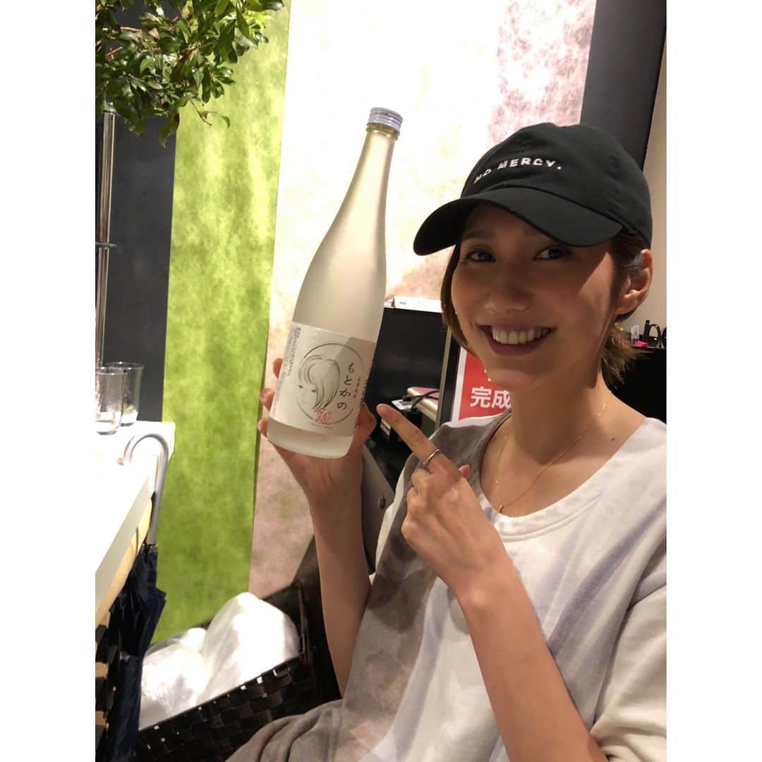 春輝のインスタグラム：「久しぶりに面白い焼酎発見。 麦焼酎「となりのおくさん」、芋焼酎「いまかの」「もとかの」 飲んだ後に知ったのですが、このとなりのおくさんシリーズの営業担当をされているのが元ジャイアンツの香月良太さんだそうです😳 個人的にはもとかのが好きだった🤭 お陰で顔が酔っ払ってますわ🤪  #となりのおくさん#いまかの#もとかの#香月良太 #焼酎#芋焼酎#麦焼酎#芋姉ちゃん #春輝#ハルキックス#haruki#harukix」