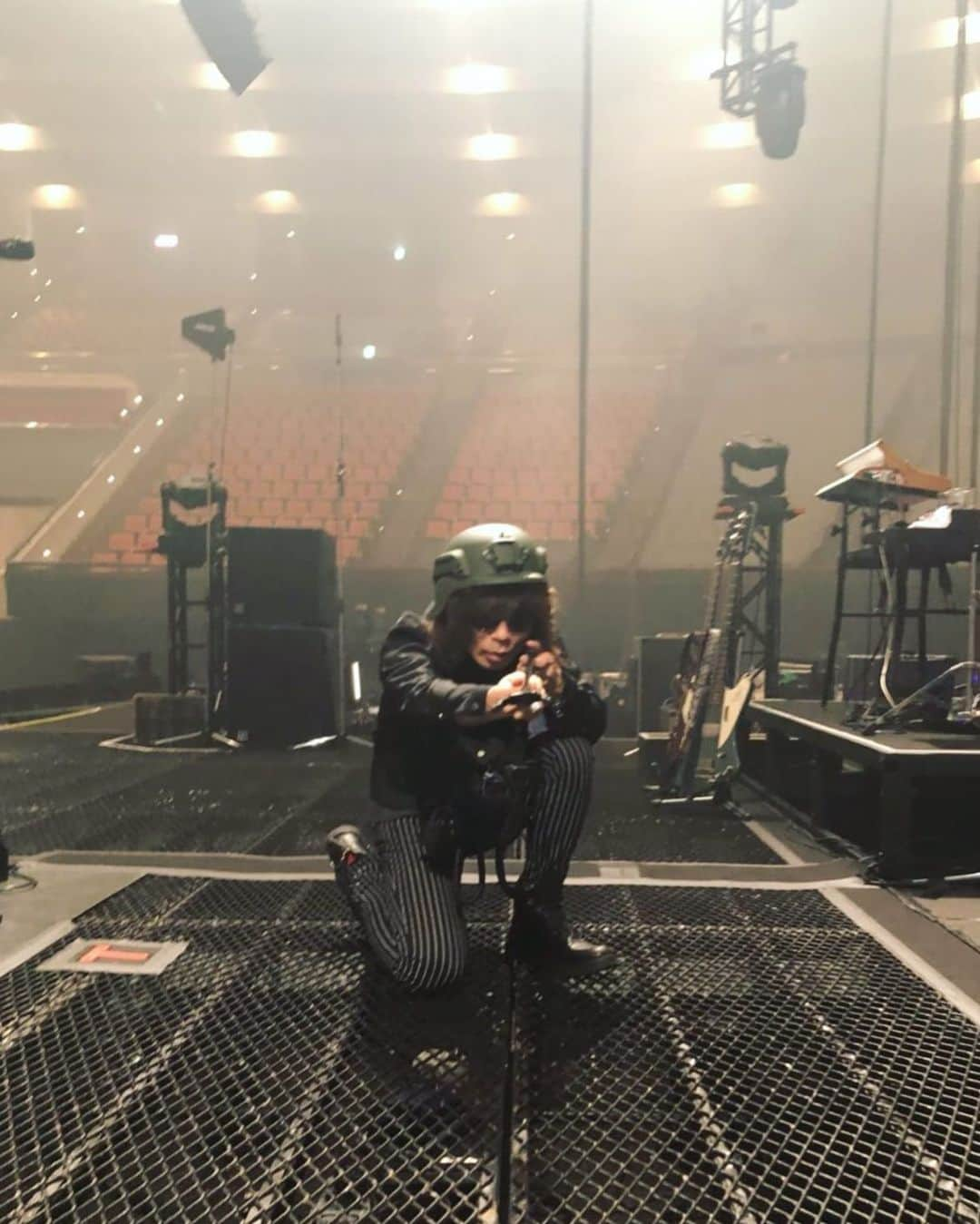 広瀬"HEESEY"洋一さんのインスタグラム写真 - (広瀬"HEESEY"洋一Instagram)「THE YELLOW MONKEY SUPER JAPAN TOUR 2019 『-GRATEFUL SPOONFUL-』。本日大阪城ホールDAY 2！ 昨日の城ホールDAY 1は、今までの「サイコー！」をアップデイトしたステージとなりましてん。まいどおーきに!! コチラ、リハの合間にツアースタッフと一緒に悪ふざけの図。ステージは戦場やねんで！ ほな、今宵も盛り上がっていきまっしょい♥️」6月8日 14時54分 - heesey0419