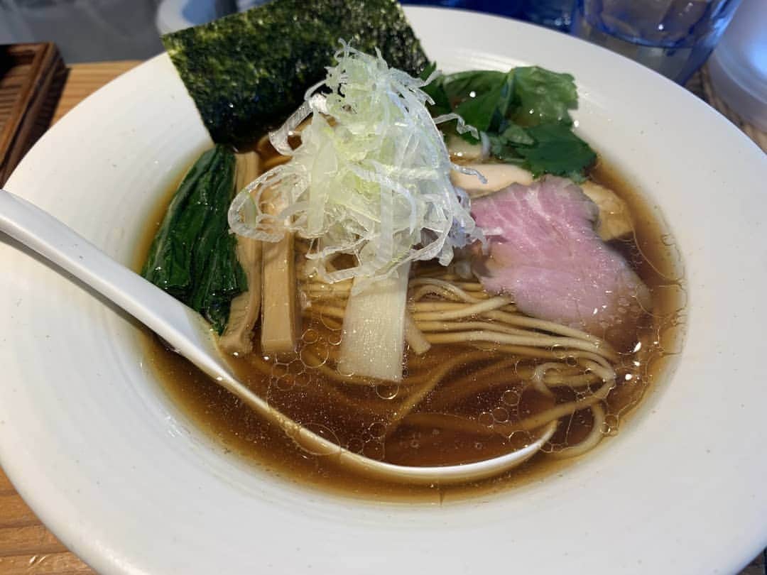 大沢文也のインスタグラム：「基本的につけ麺しか食べない僕ですが、たまにらラーメンと油そばも食べます。  でもやっぱラーメンはあんま好きじゃない(笑)  #ラーメン #らーめん #拉麺 #🍜 #ラーメン好き #ラーメン巡り #油そば #まぜそば #ラーメン好きな人と繋がりたい #太る原因 #チャーシュー #ニンニク #味玉 #豚骨 #味噌 #背油 #中華そば」