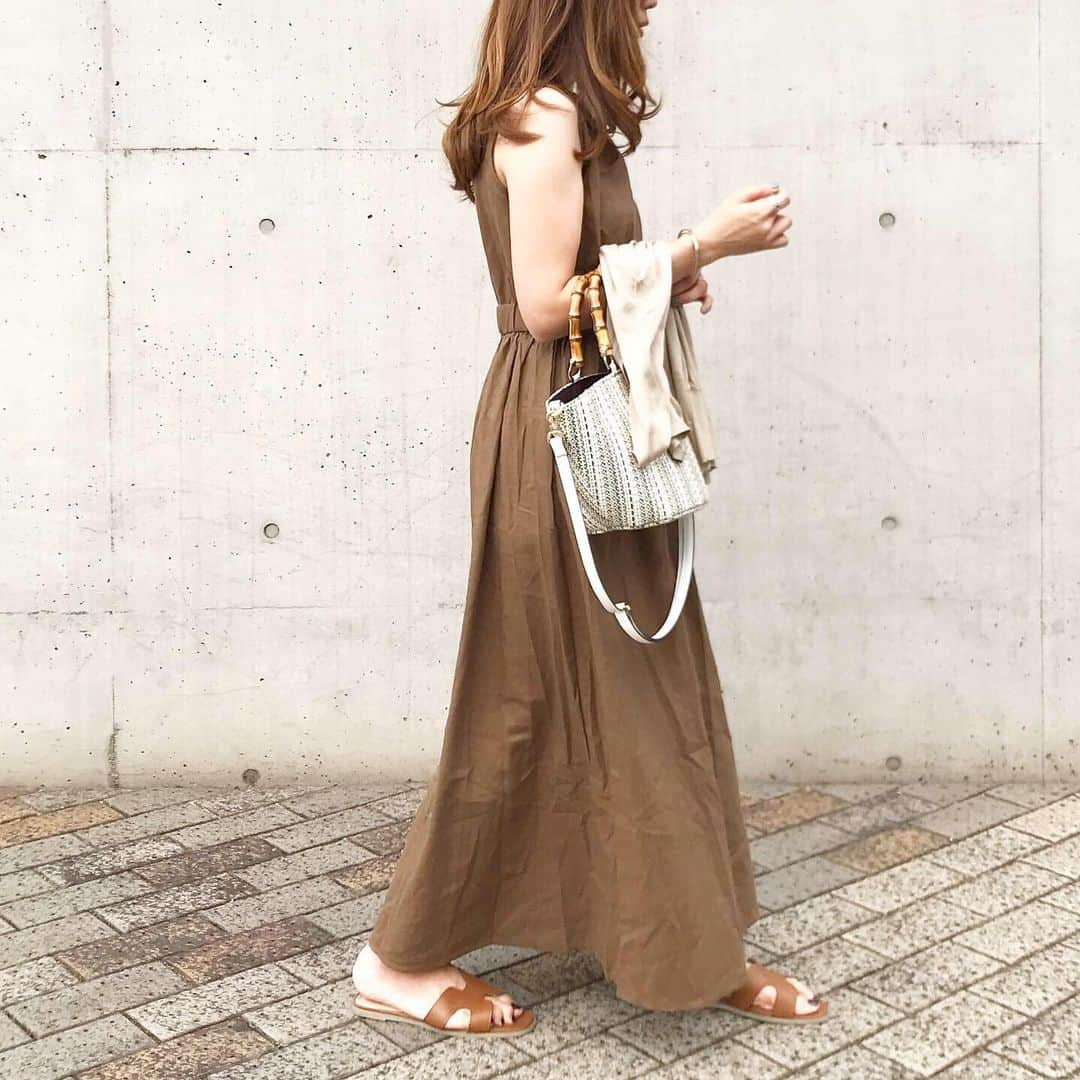 mario_dozonoさんのインスタグラム写真 - (mario_dozonoInstagram)「* 🐫🐫🐫 brown ×beige × camel…✨ * 大好きなカラーでまとめたグラデーションコーデ。 * @urs_official のマキシワンピ、前後逆でも着れて首元の雰囲気を変えて楽しめる😘✌️ * * onepiece… @urs_official (※ #前後2way麻混マキシワンピース ) bag… zakkabox sandals… titivate * * * #coordinate #mineby3mootd #4yuuu #ponte_fashion #beaustagrammer #urs_styling #urs_official #ユアーズ #ゆるふわアレンジ #ゆるふわ巻き #きょコ #今日の服 #今日のコーデ #夏コーデ #シンプルコーデ #ワンピースコーデ #大人女子コーデ #カジュアルコーデ #大人カジュアル #ママコーデ #きれいめカジュアル #きれいめコーデ #お出かけコーデ #プチプラコーデ #プチプラファッション #リゾートコーデ #30代ファッション #30代コーデ #ロカリ」6月8日 14時57分 - mario_dozono