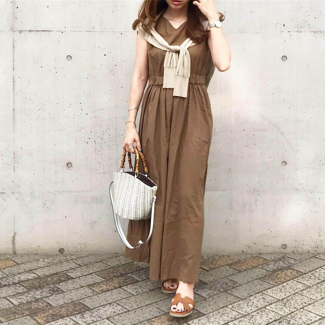 mario_dozonoさんのインスタグラム写真 - (mario_dozonoInstagram)「* 🐫🐫🐫 brown ×beige × camel…✨ * 大好きなカラーでまとめたグラデーションコーデ。 * @urs_official のマキシワンピ、前後逆でも着れて首元の雰囲気を変えて楽しめる😘✌️ * * onepiece… @urs_official (※ #前後2way麻混マキシワンピース ) bag… zakkabox sandals… titivate * * * #coordinate #mineby3mootd #4yuuu #ponte_fashion #beaustagrammer #urs_styling #urs_official #ユアーズ #ゆるふわアレンジ #ゆるふわ巻き #きょコ #今日の服 #今日のコーデ #夏コーデ #シンプルコーデ #ワンピースコーデ #大人女子コーデ #カジュアルコーデ #大人カジュアル #ママコーデ #きれいめカジュアル #きれいめコーデ #お出かけコーデ #プチプラコーデ #プチプラファッション #リゾートコーデ #30代ファッション #30代コーデ #ロカリ」6月8日 14時57分 - mario_dozono