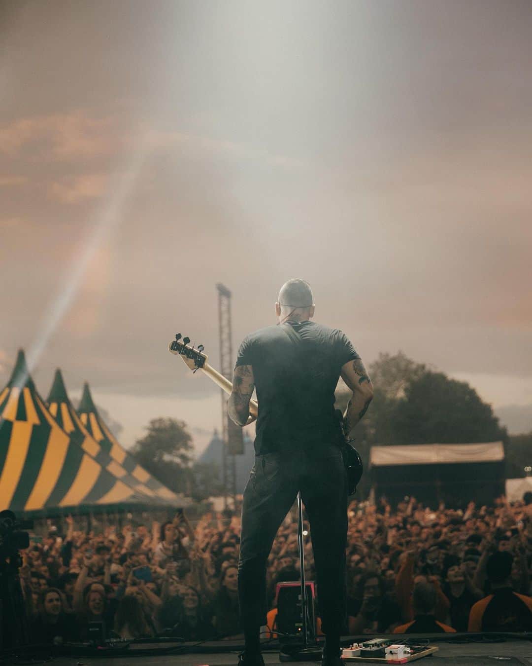 ザッキー・ヴェンジェンスのインスタグラム：「What a whirlwind month.  Headlined @slamdunkmusic , became an uncle x’s 2 👶👶, had a great few days in @oceancitymaryland  and now just made it back to Hawaii for the @kailuamakaifest tomorrow ♻️🏖🌈 #blessed #musician #skateboard #bass #funcle #letsmakeadifference #beachcleanup #luckywelivehi #kailua #uk」