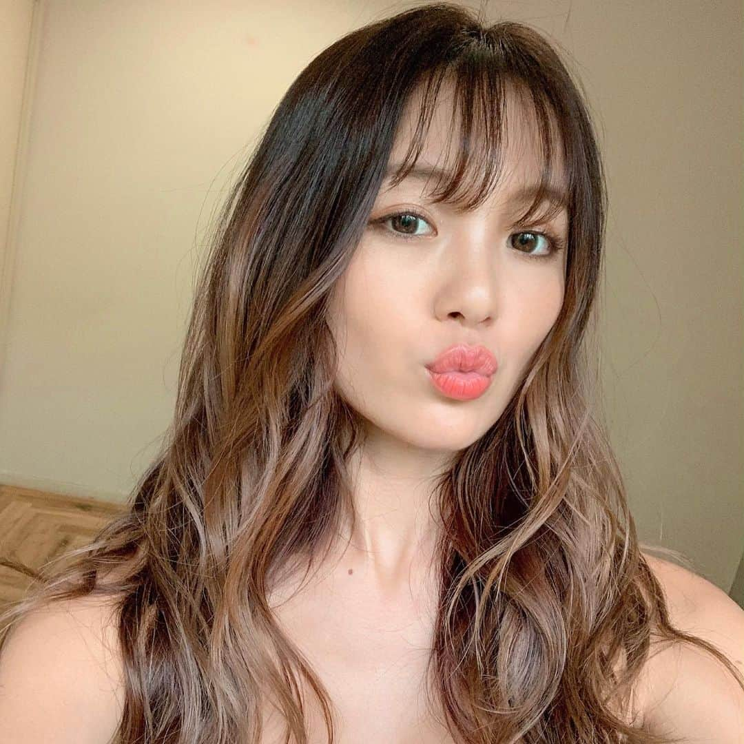 佐藤マクニッシュ怜子さんのインスタグラム写真 - (佐藤マクニッシュ怜子Instagram)「casual backstage selfie to show off my glowy skin look🎬 and comment what you wanna see on my youtube next! ‘ 昨日の撮影のツヤメイクが好きすぎて🤳🏼 ドアップも載せちゃう😗 スキンメイクはメイク前の保湿やマッサージを念入りにするのが大事なんだって。  ちょっと時間ができてきたのでYoutubeでこれから載せて欲しいテーマを募集します！コメントしてね！多いのから順番に撮っていきます✴︎」6月8日 15時02分 - reikoofficial