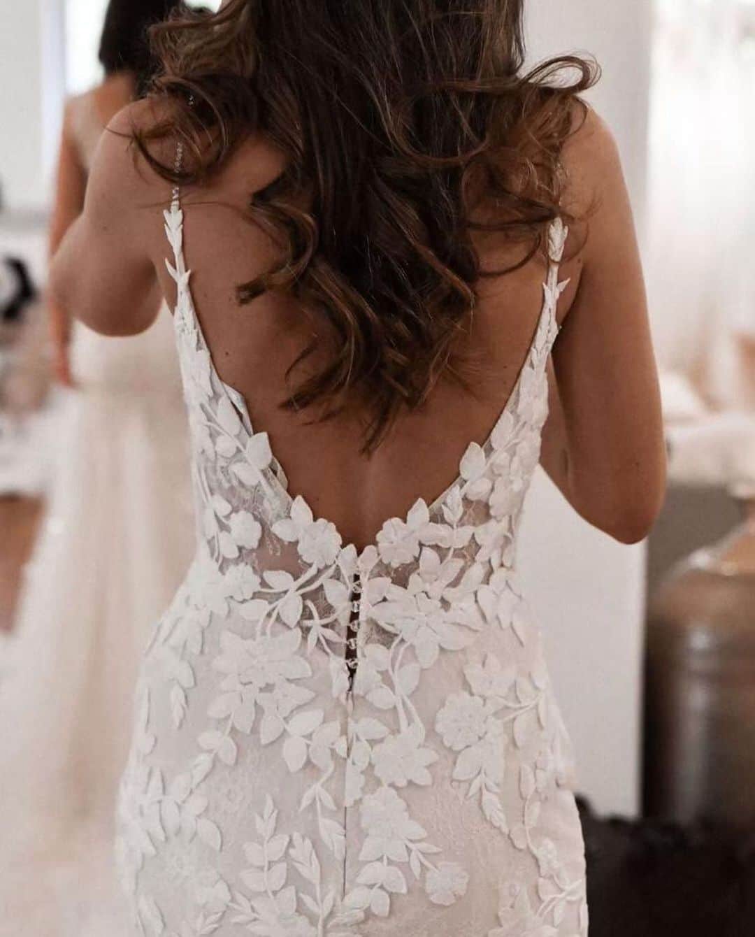 Wedding Lifeのインスタグラム：「Stunning! ”Lesley” by @enzoani 💫 Tag your besties! •  @enzoani @enzoani  @enzoani」