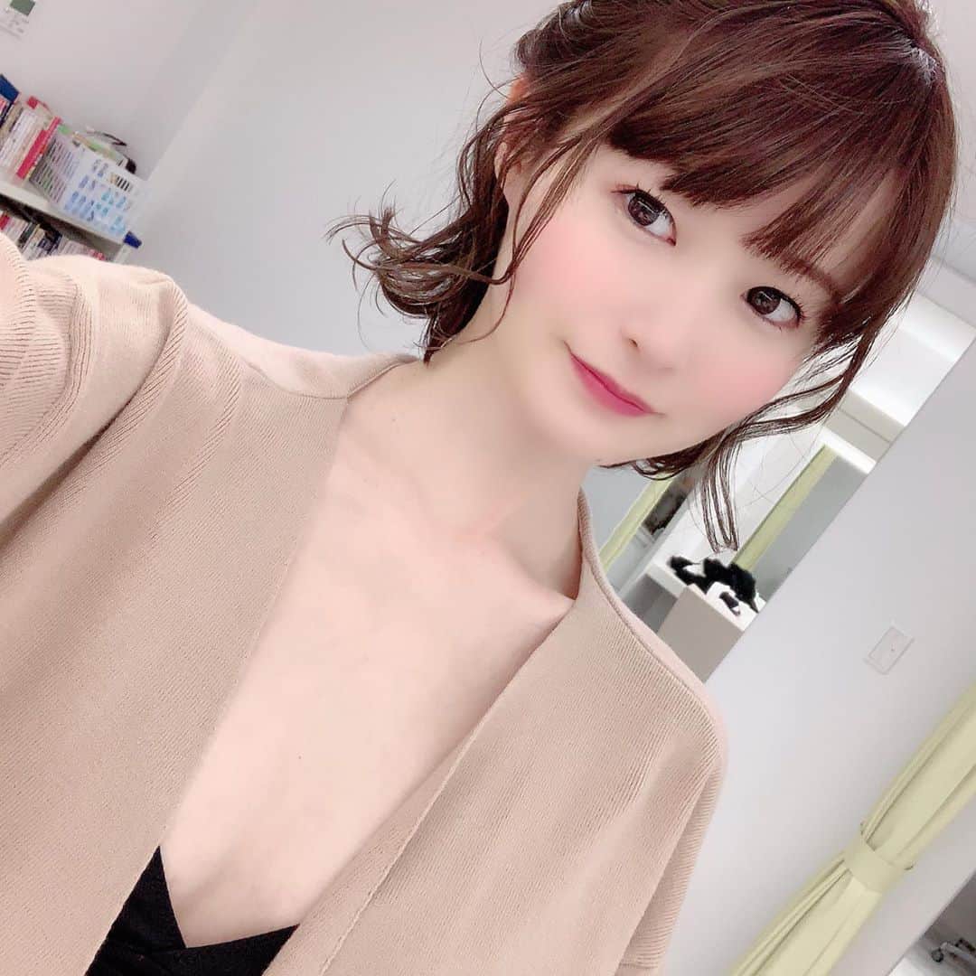 しほの涼のインスタグラム：「《地獄だったつわりの話 part.3》 ❌見たくない方は見ないで下さい🙇‍♀️ お正月は家族全員が病室に来てくれました。 面会時間もお正月は土日と同じように13時からだったので、1人の時間が短くて嬉しかったです。 お正月には1か月半も入院しているので、精神的なサポートの為に心療内科の先生も病室にきて下さって話を聞いてもらったり、今まで栄養不足による低血圧で入れなかったお風呂も介助士さんに付き添ってもらい入ったりと病院の方々に色んな協力をしていただけて、充実したお正月でした。 旦那さんにおせち料理を気分だけでもと持ってきてもらい、どうせ吐くけど食べようと思い、何口か食べたら何とその日に吐かなかったんです😳 自分でも えっ？と思いましたが、次の日も2回しか吐かずアップルパイを半分食べる事出来ました。そして妊娠13週でケトン体が出なくなり、退院となりました。入院期間は1か月半で病名は重症のつわりを示す「重度妊娠悪阻」でした。 退院してからも毎日1回は吐いてましたが、吐くとスッキリして食事を少し食べれて、今度は食べづわりになり、お腹が空くと胃酸を吐いたりしたので、3時間おきに少しづつ食事をして調整しました。 この時も旦那さんを叩き起こして「お腹空いたかも、吐きそう🤢」と言って何か作ってもらってはベッドに持ってきてもらって、食べては吐いて「お腹空かせすぎちゃったね、次はもうちょい早めに食べよう！」と日々変わるつわりに対応しようと2人とも必死で、旦那さんも入院中以上に頑張ってくれてました🥺 最後に吐いたのは妊娠18週で、不思議と「あー、これが吐くの最後だろうな」とわかりました。 家の中で寝たきりだったのに、今年猛威をふるったインフルエンザにまんまとかかり、高熱にうなされながら最後に吐いた時に、お腹の中でポコポコと何かが動きました。 ん？と思って手を当ててみると、またポコポコとお腹の中で赤ちゃんが動いたのがわかったんです。涙がポロポロ出てきて、こんなに栄養をあげられないママなのに、つわり酷すぎてあなたの事いらないって思う事もあったママなのに、胎動がわかる程大きくなってくれたんだと、嗚咽が出る程泣きました😢💕 妊娠6週から18週で終わったつわり。 おかげさまで今は母子共に健康で、赤ちゃんも平均体重でとっても元気に順調に育ち、再来週で臨月を迎えます。今では元気にお腹の中で動き回る我が子が可愛くて可愛くて、早くこの腕に抱きたいなぁと日々思っています。 つわりの頃はお腹の大きな妊婦さんが羨ましかったし、つわりの無い人も本当に羨ましかったです。 つわりが酷いって言っても、なった事の無い人には同じ女でも「つわりで何で入院するの？気持ち悪いだけでしょ？」と言われた事もありますし、ネットには「つわりが重い人は妊娠にむいてない」とか「母性が足りない人がなる病気」とか嘘も甚だしい事まで書かれていて、こんなにツライつわりを公表するのも躊躇われるような状況があります。 働きながらつわりと戦ってる人は、お腹も大きくないのに怠けてると思われる事も多くて、つわりだと言えない人も多いそうです。 少しでも同じ気持ちがわかる人がいたと思っていただきたいのと、男性にもつわりって誰でもなるんだろ？じゃなくて死にかける人も多い事を知ってほしくて書きました。そして赤ちゃんは女性の身体にいますが、2人の赤ちゃんです。 支えられる事はいっぱいあります。メンタル的にも体力的にも沢山支えてあげてほしいです。 現に私の母も両祖母も2人づつ子供を産んでいますが、全くつわりが無かった人なので、私がこんなに酷いつわりになったのを見て衝撃を受けてました。私も旦那も悪阻が始まるまで、赤ちゃんを授かった後にこんな地獄が待ってるとは夢にも思いませんでした。 つわりは本当につらいけど、私達夫婦はこの経験でお腹の子に本当に強くさせてもらったと思います。 つわりで悩んでる方々、赤ちゃんに会えるまでツライ時は周りの人に沢山話してください。気持ちがわかってもらえるだけでも全然違いますので😌抱え込まないで下さいね。必ず終わりが来ます。皆さんが可愛い赤ちゃんに無事に会えますように😌 そして同じような経験をされた方々からもコメントをいただけて、私もとても励まされました。 悪阻を乗り越えた母は強い！そう思って出産頑張ってきます🥰💪 今後、つわりに悩まされる方もいると思いますがこの記事が少しでも悪阻に悩む方に届けばいいなと思います。 #つわり対策 #つわり終わらない #つわり入院 #つわり地獄 #悪阻地獄 #重度妊娠悪阻 #悪阻入院 #悪阻終了 #悪阻 #初マタ #マタニティコーデ #ぷんにー #ぷんにーコーデ #ぷんにーらいふ #つわり辛い #つわり #女は強い #プレママ #プレママライフ #ママリ #令和ベイビー #令和ベビー」