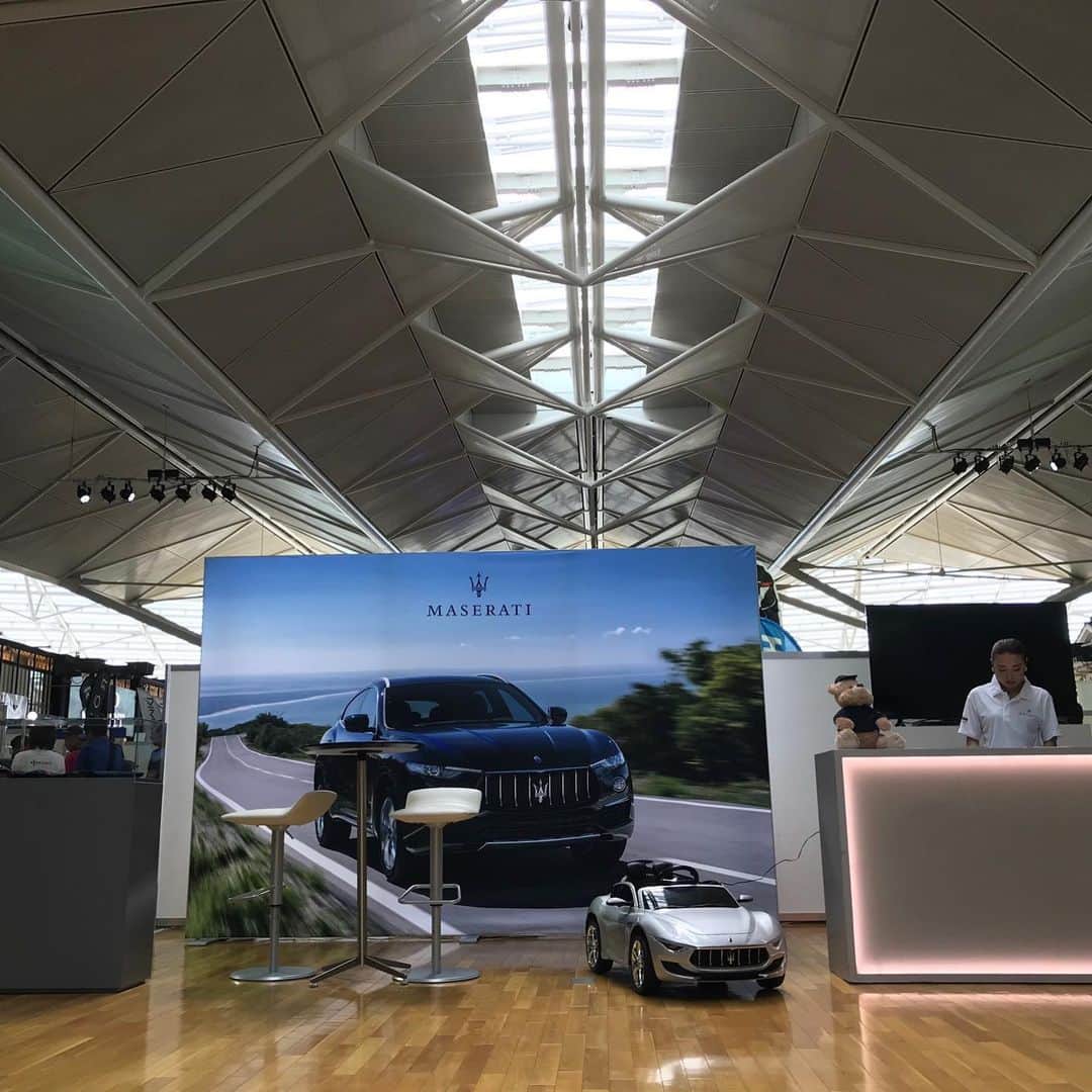Maserati Japan | マセラティ ジャパンのインスタグラム：「「アイアンマン70.3セントレア知多半島ジャパン」のエクスポ会場がオープンしています。会場であるセントレア空港4Fイベントプラザにあるマセラティ特別ブースでは、アンケートをお答えいただいた方にオリジナルギフトを抽選で差し上げております。ぜひ足をお運びください。」