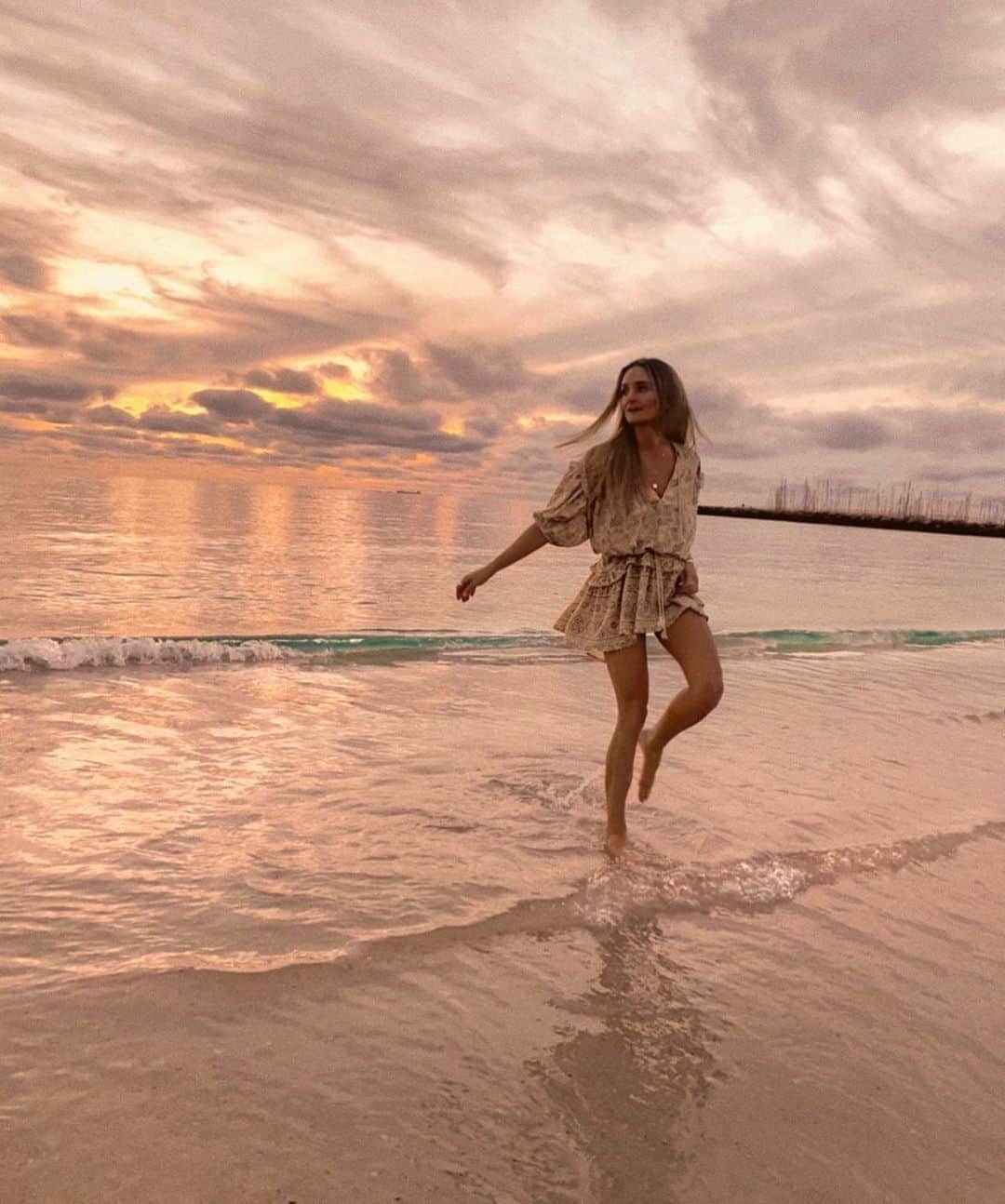SPELLさんのインスタグラム写真 - (SPELLInstagram)「Seaside is where we always want to be ✨ @edi.bee on the west side in our Lioness Tunic ~ made from organic cotton #worldoceansday」6月8日 15時14分 - spell