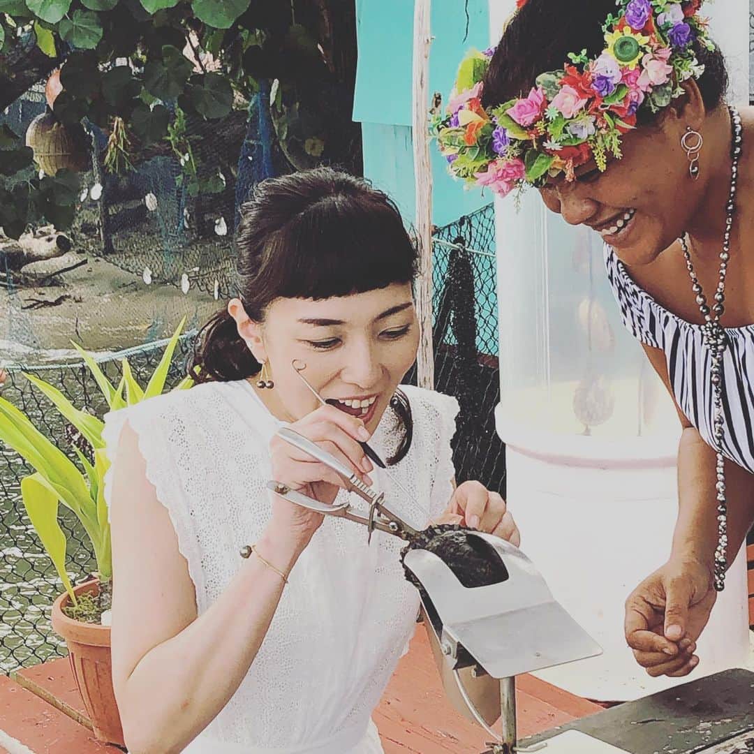 板谷由夏 さんのインスタグラム写真 - (板谷由夏 Instagram)「今回のタヒチ ボラボラ島の旅は タヒチの黒真珠を知りたい から始まりました。 いつかSINME でブラックパールの ジュエリーをやりたいという願いが 色々なご縁で叶いそうです。 この旅を @madamefigarojapon  の @aokiyoshifumi  くんが 追いかけてくれました。 詳しくは、また。」6月8日 15時14分 - yukaitaya