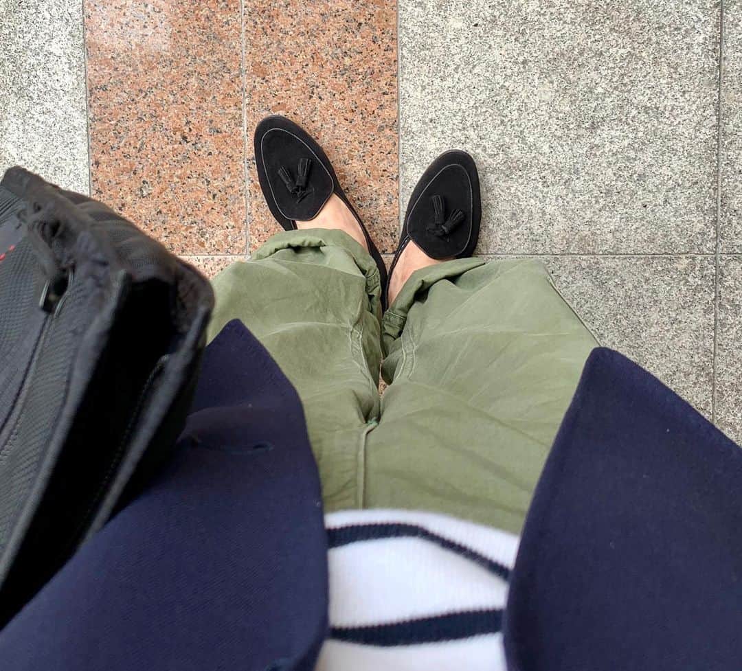 坪井遥司のインスタグラム：「#本日の足元 #本日のコーデ military×dress  #jacket #universallanguage #knit #uniqlo #pants #usarmy #cargopants #shoes #pacomilan #belgianshoes #bag #briefing #clutchbag #fashion #mensstyle #mensfashion #ootd」