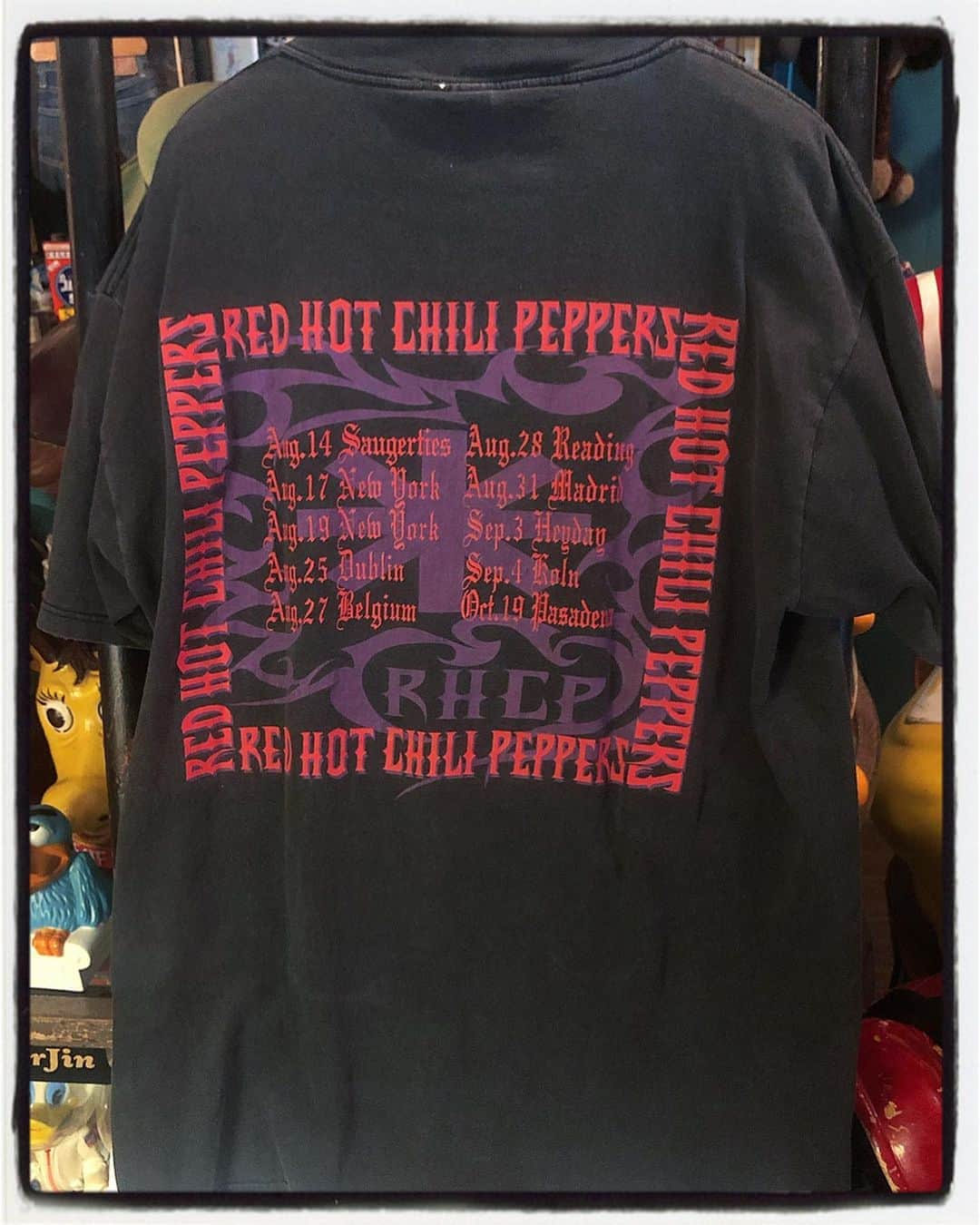 大川知英さんのインスタグラム写真 - (大川知英Instagram)「94's RED HOT CHILI PEPPERS  Vintage Original T-shirt🇺🇸 この原画が存在するらしいのですが アメイジングデザインだ🤡 #redhotchilipeppers #vintage#tshirt  #94s#original #アメイジングデザイン #口おばけ星人#amecajiboys #takatsubase」6月8日 15時21分 - zupposi_swamp