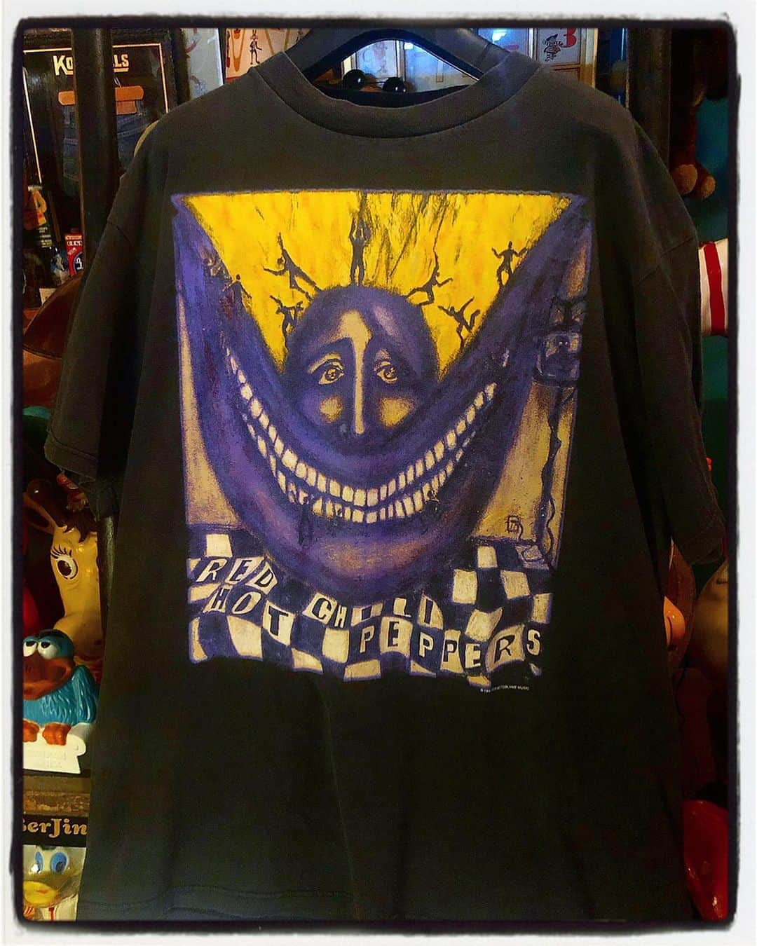 大川知英のインスタグラム：「94's RED HOT CHILI PEPPERS  Vintage Original T-shirt🇺🇸 この原画が存在するらしいのですが アメイジングデザインだ🤡 #redhotchilipeppers #vintage#tshirt  #94s#original #アメイジングデザイン #口おばけ星人#amecajiboys #takatsubase」