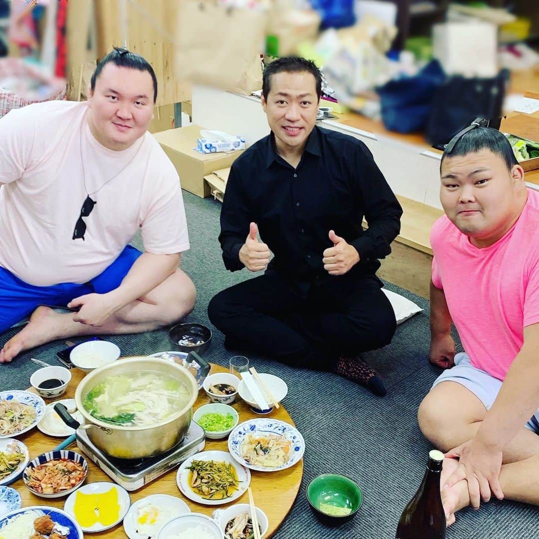 はなわさんのインスタグラム写真 はなわinstagram 昨日は久しぶりに宮城野部屋の朝稽古を見学しました 横綱 白鵬関も熱のこもった稽古で良い汗を流していました 怪我の具合の徐々に良くなってきているらしく 稽古を見て安心しました 石浦や炎鵬も泥だらけに