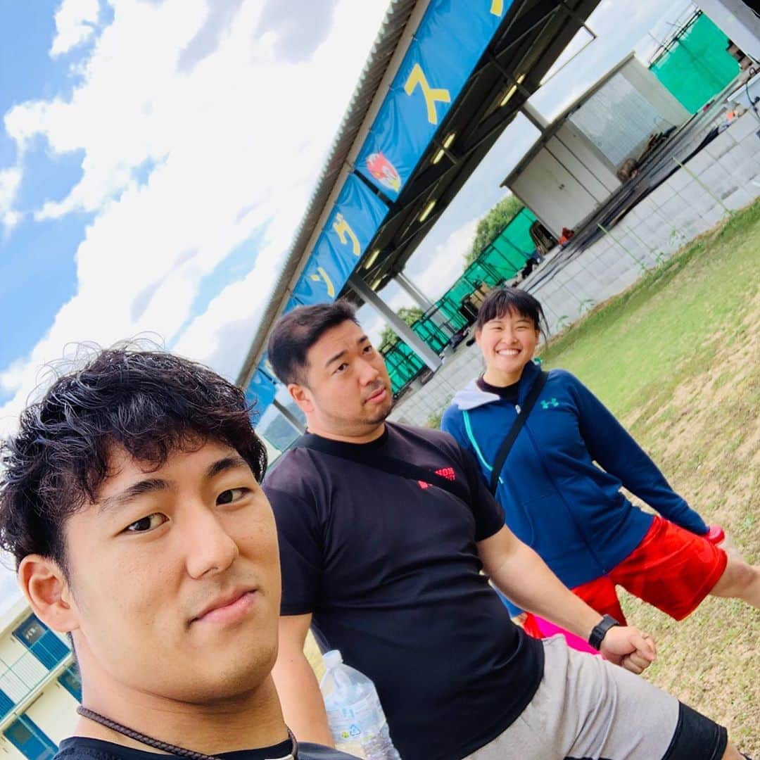 山本俊樹のインスタグラム：「- 一年半年ぶりに母校の三木東高校で練習して来ました。部員数も増え、活気ある中での練習は、高校生の頃を思い出させてくれました。  写真は西脇北高校から大先輩の門脇先生、日体大OGの水野先生も駆けつけてくたのでバーニングステージを背景に写真を撮りました。  #ウエイトリフティングやろうぜ #weightlifting #snatch #cleanandjerk #squat #deadlift  #耐えて勝つ #率先垂範 #山本俊樹 #LEGACYLIFTER」