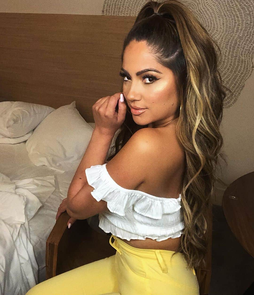 ジェシカ・バーチアーガのインスタグラム：「Tonight’s makeup by my babe @ashleybias  Hair: @shea.styles  See you soon @averylounge 😘🍾」