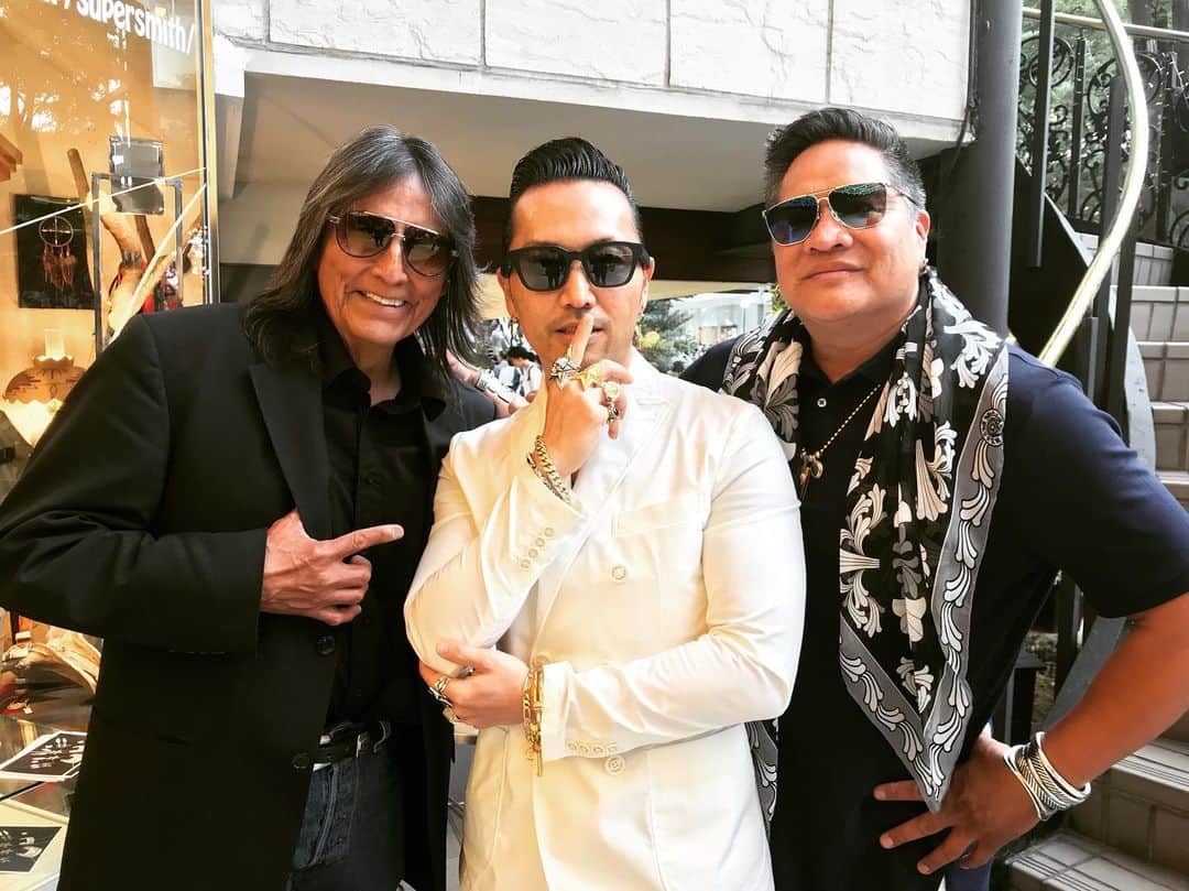コディ サンダーソンのインスタグラム：「Oh Damn it’s @raytracey_japan and @shojiroseanito !!!! Cool Ass Dawgs!! YOU JUST DON’t know how awesome these two guys are!  #navajo #diné #japan NAVAJOS IN TOKYO!!」