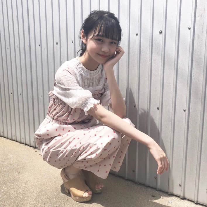 新潮社「ニコラ」さんのインスタグラム写真 - (新潮社「ニコラ」Instagram)「はじめまして林芽亜里です♡ これからよろしくお願いします!  光で見えにくいけどサロペにはいちごがいっぱいなんです🍓いちご大好き人にはたまらない1着です。白のレースとも相性バツグンです💗  tops⑅﻿⑅﻿GU overalls⑅﻿⑅﻿NICE CLAUP shoes⑅﻿⑅﻿MAJESTIC LEGON  #林芽亜里 #メアリ  #ニコモSNAP #ニコモ #ニコラ #nicola #中学生 #jc2 #今日のコーデ #きょコ #お洒落さんと繋がりたい」6月8日 15時44分 - nicola_snap