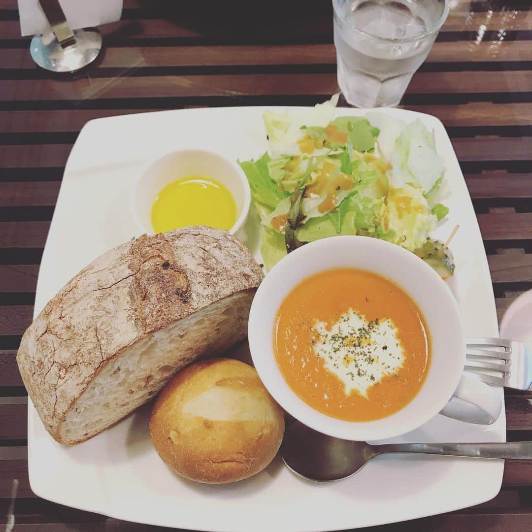 栗原まもるのインスタグラム：「お外でネームをやる日々。 近所のまだ入ったことのないカフェにお昼がてらチャレンジ。 今日はお腹の具合がそんなにいいわけでもないのでスープランチに。 パンもスープも美味しかった。 撮り損ねたデザートも美味しかった。 問題は１６時閉店ということ。 早すぎる…。 お茶で入りたくてもラストオーダーの時間(１５時)過ぎてるもんね。絶対。 ランチ利用が良いのでしょうね。 パンケーキが美味しそうだったのでまた来よう。  3階のお席だったのですが、外の緑がキラキラしていて良い気分でした。 桜の木なので春に来てたら良かった。 来年狙お。」