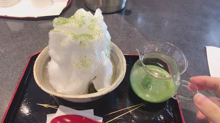山田杏華のインスタグラム：「﻿ 抹茶のソースかけてるところ☺︎︎﻿ ﻿ #若竹園」