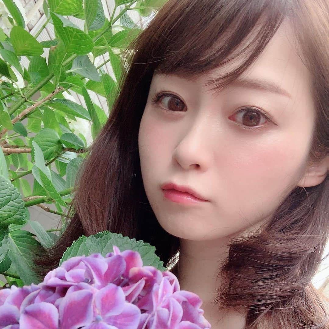 本谷亜紀さんのインスタグラム写真 - (本谷亜紀Instagram)「梅雨はやだけど紫陽花がめっちゃ綺麗❗️2枚に1枚セルフィーってルール作ってしまったから自撮りを全然しない私は、ラーメンと食べ物の写真がセルフィーを撮るまで溜まる溜まる。。 ㅤㅤㅤㅤㅤㅤㅤㅤㅤㅤㅤㅤㅤ 最近行って美味しかったお店☺️ #ワイン食堂takewaka  パンとパスタって！太る！好き！ #渋谷のカフェのハンバーグ、なぜか名前忘れた #レストランオカダ  #高知名物屋台餃子一屋  #ヨシダハウス 雰囲気抜群なのに、深夜までやってる！！ #gembymoto ゴルゴンゾーラメンチカツ！！」6月8日 15時56分 - akichi0518_ramen