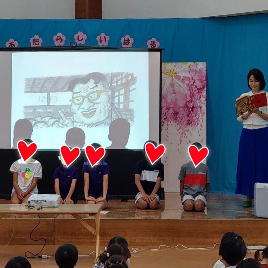 内田恭子さんのインスタグラム写真 - (内田恭子Instagram)「恒例の東北訪問。女川町の保育所で読み聞かせ。今回は学校がお休みだった子供たちもお手伝いに来てくれました。落語を読んだり、みんなでパプリカを歌ったり、いつも温かく受け入れてくれてありがとうございます。ボーイズもお手伝いを通して何かを感じてくれたら。女川町のほとんどの方が仮設住宅を出たといえども、残っていらっしゃる方の数が０ではない現実。あれから8年が経過。  #読み聞かせ #宮城県女川町 #voice #東日本大震災 #ごくらくらくご #内田恭子 #kyokouchida」6月8日 15時56分 - kyoko.uchida.official