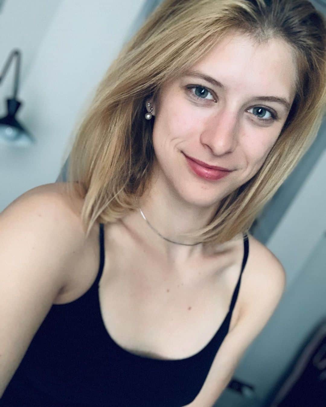 エリスカ・ブレジノワのインスタグラム：「GM ☀️ #weekend #rennes #france #wokeuplikethis #nomakeup」