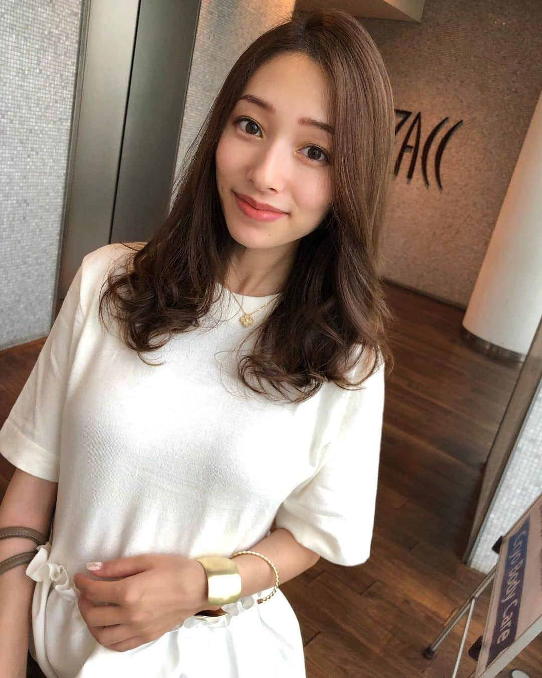 吉田理紗さんのインスタグラム写真 - (吉田理紗Instagram)「New Hair💗 ベージュっぽい色にしてもらいました😚 けっこう前に入れたハイライトもいい感じ🥰 私は髪がぺしゃんとしやすいので レイヤーもがっつり入れてもらってます❣️ @yuasa_seigo さんありがとうございます✨✨ #zacc #haircolor #ヘアカラー #トリートメント #髪色 #アッシュ #ベージュ」6月8日 16時00分 - yoshirisaa