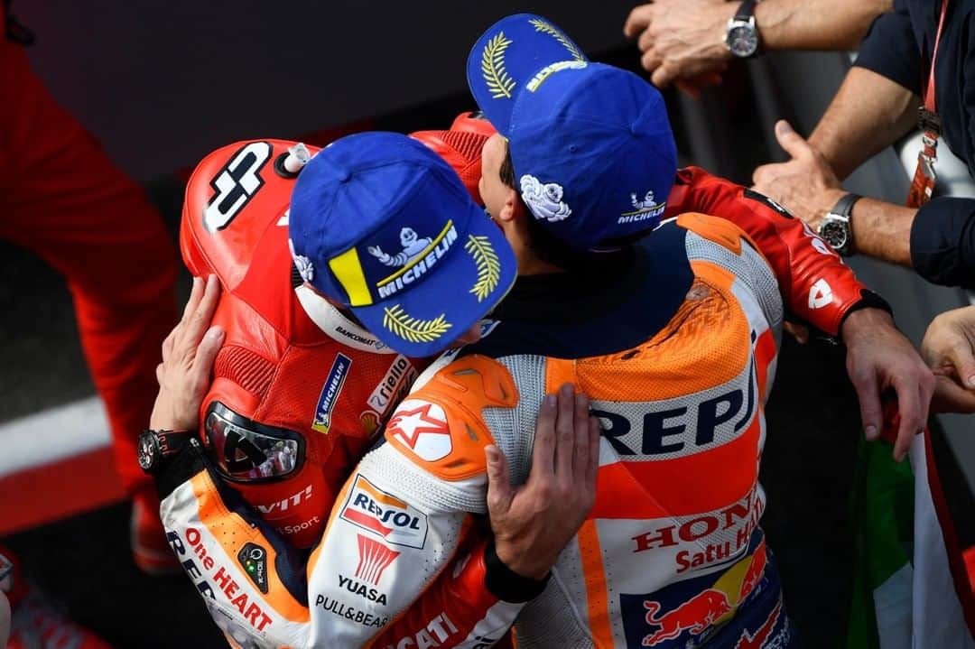 MotoGPさんのインスタグラム写真 - (MotoGPInstagram)「When even your rival is happy for you... 🙌 // #ItalianGP 🇮🇹 #Throwback #Respect #MotoGP #MM93 #DP9 #Motorsport」6月8日 16時10分 - motogp