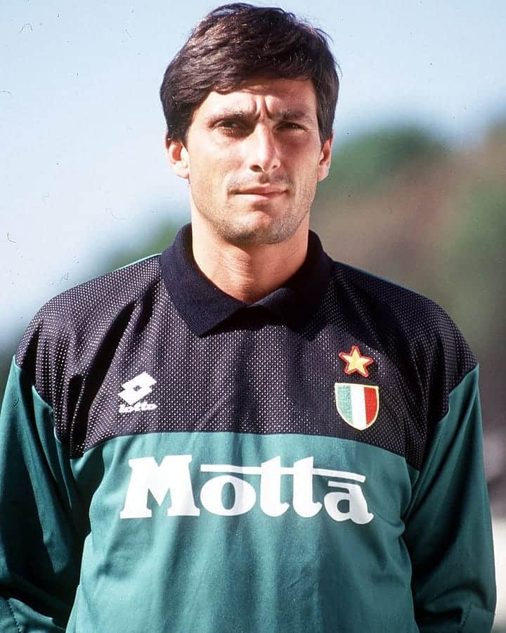 ACミランさんのインスタグラム写真 - (ACミランInstagram)「🇮🇹 Happy Birthday to Mario Ielpo who turns 56 today! 🎉 🇮🇹 Tanti auguri al rossonero Mario Ielpo, che oggi compie 56 anni! 🎉」6月8日 16時15分 - acmilan