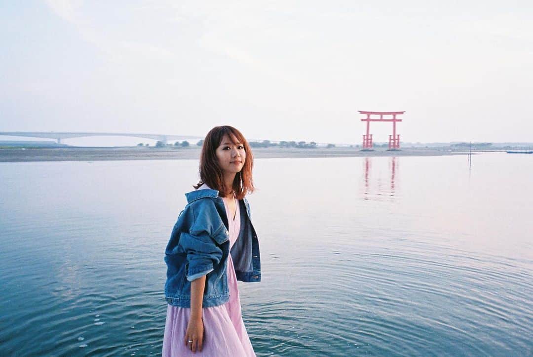 Aya（高本彩）さんのインスタグラム写真 - (Aya（高本彩）Instagram)「浜松の弁天島海浜公園でみた鳥居と夕日⛩  #フォトコラム更新 #tokyoheadline #浜松市 #弁天島海浜公園」6月8日 16時15分 - aya_dream04