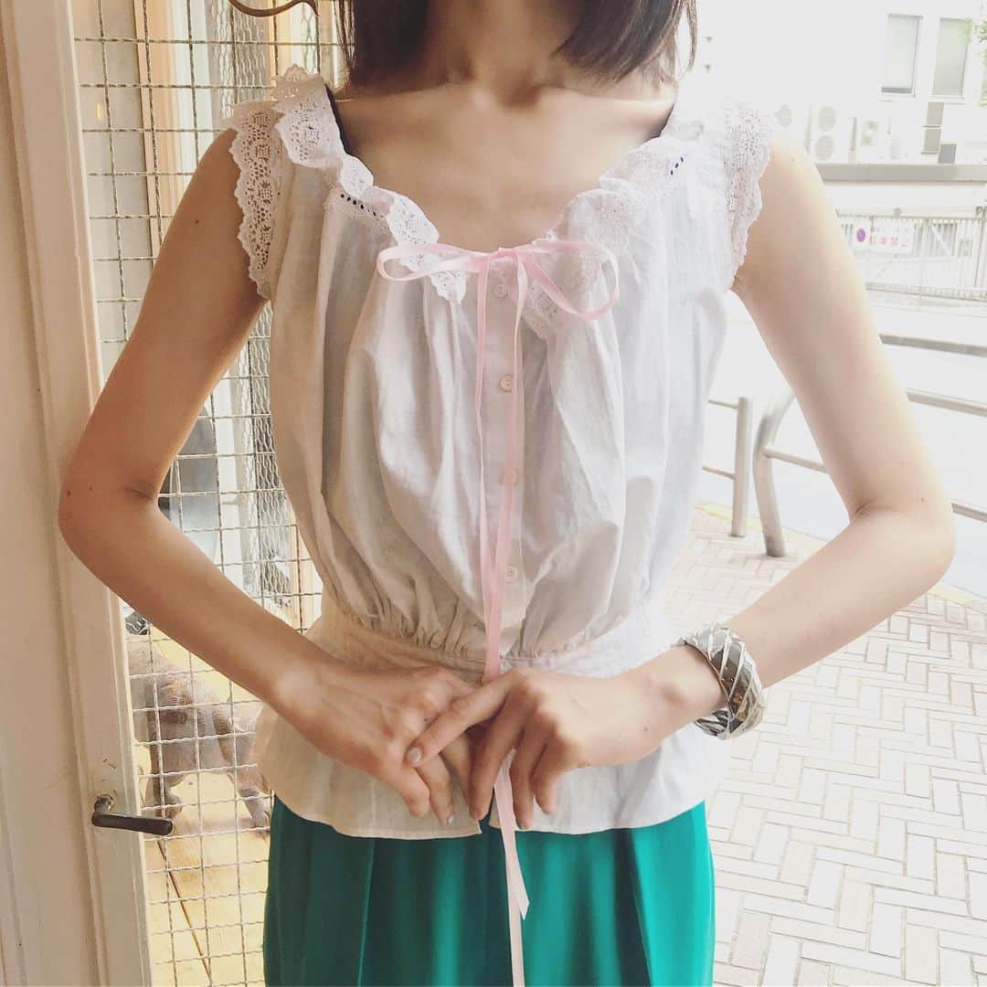のインスタグラム：「💋 New Arrivals 💋 Victorian ホワイトコットンレースビスチェ ・ ・ 80's グリーンシルクパンツ ・ ・ 80's メタルバングル ・ ・ #birthdeath  #vintage #fashion #tokyo #shibuya」
