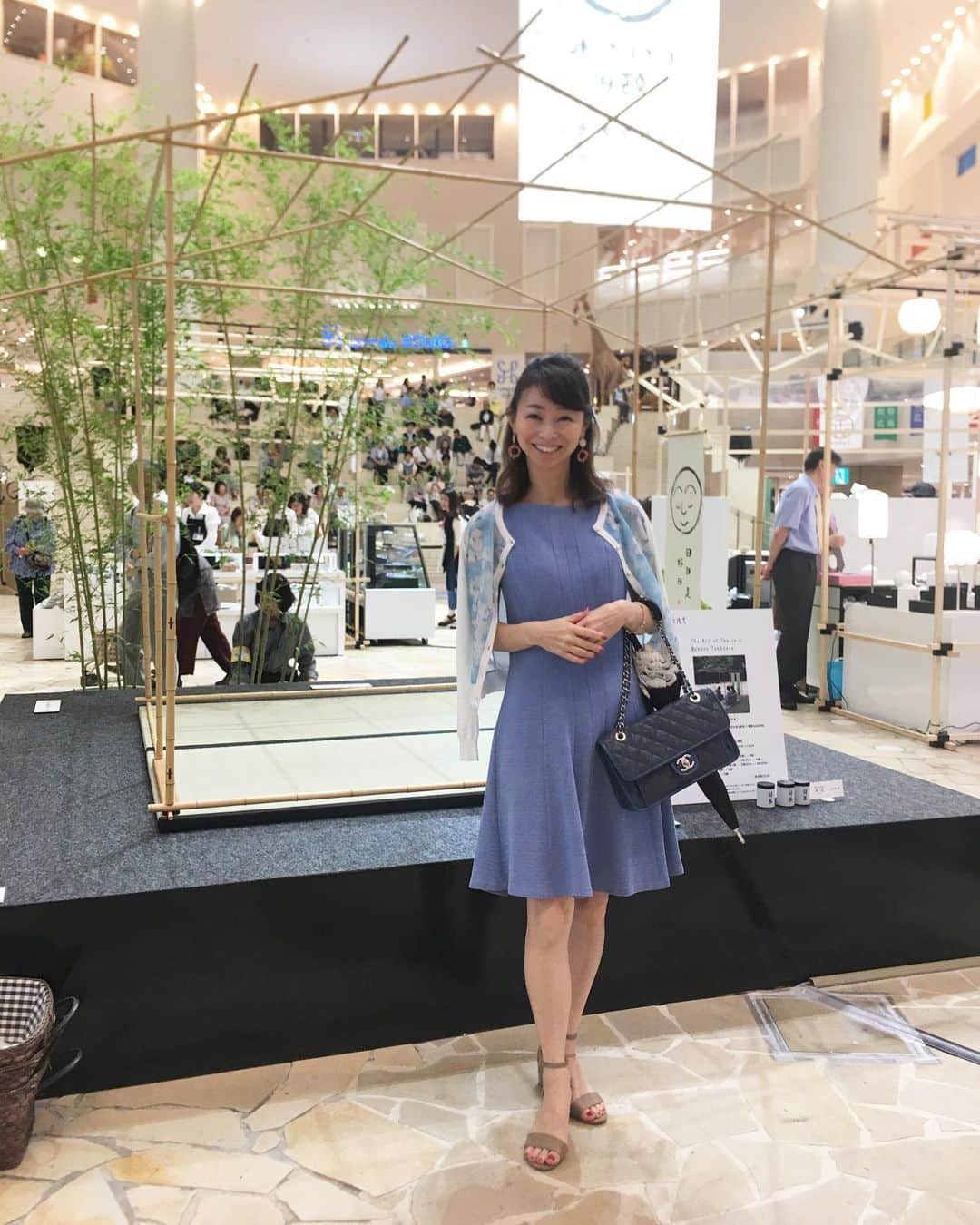 荒生暁子さんのインスタグラム写真 - (荒生暁子Instagram)「大阪来ています。 阪急ではZEN(禅)のイベント。 現代風に心を整え、自分と向き合う。 竹で出来た枠だけのお茶室があり、 作られた方にお話を伺えたので お幾らですか、と聞いたら 「2億円」というお返事が（笑） 空気を読む京都らしいやりとり。 休憩は京都のYUGENさんの 丁寧に点てた抹茶のオレ。 禅の世界、古き良きを新しく取り入れる 大徳寺のご住職が監修されたイベント。 #抹茶オレ #YUGEN#お茶#一目惚れの宝物」6月8日 16時17分 - akikoarao0904